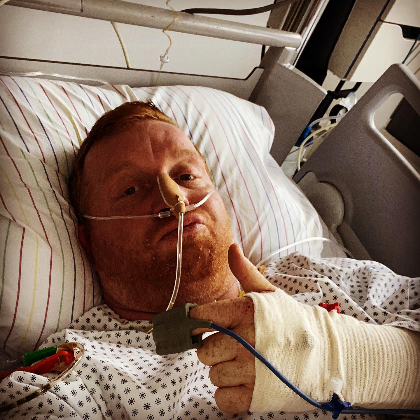 ....... also aufgewacht ... alles schmerzte ... am meisten mein Bauch... ich konnte eine große Narbe am Bauch ertasten .. war auf der Intensivstation... welcher Tag ? Keine Ahnung ... ist es morgens mittags oder abends ? ... was ist passiert ? Ich konnte mich erinnern an die OP ... an den Krankenwagen ... an das CT und die unendlichen Schmerzen um Bauch ... an die Nadel im Rücken für die Schmerzpumpe und Schüttelfrost... die Schwester erklärte mir was von einem Tumor und der Arzt kommt gleich ... ich hab nichts verstanden ... Tumor? .... ich warte mal auf den Arzt und mach die Augen zu .....
#krebsisteinarschloch #krebsbekämpfen #krebskämpfer #krebsblogger #krebsblog #cancerfighter #darmkrebs #darmkrebsisteinarschloch #krebslogbuch