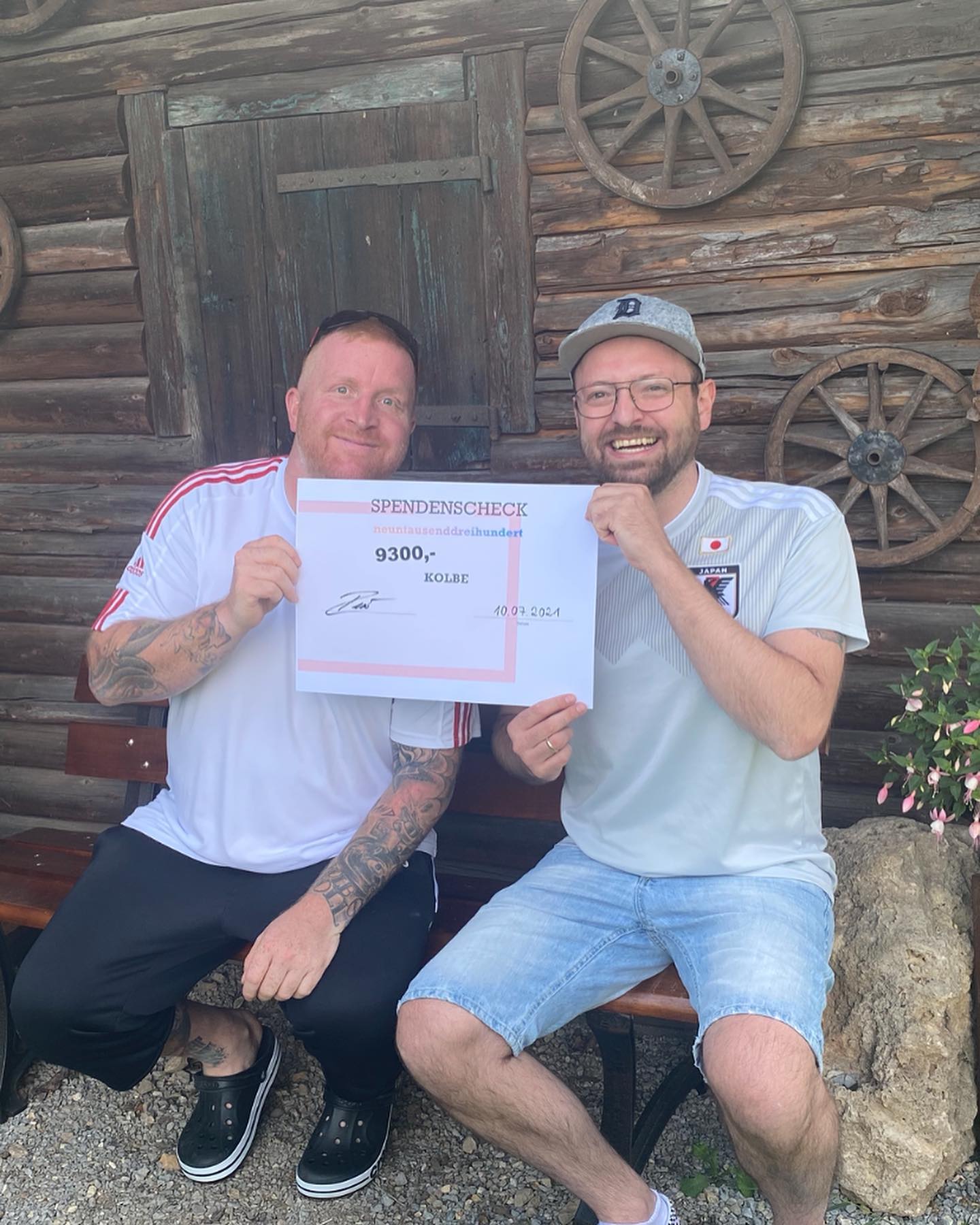 Leute ich bin einfach nur fassungslos wie toll IHR alle seit. 

Mein lieber Freund und Weggefährte Rene @zackboombang @spielzeugsammler hat einen Spendenaufruf nach meiner Krebsdiagnose gestartet und es haben sich zig Leute beteiligt. 

Ich bin einfach nur von den Socken und kann es nicht glauben. 

Wahnsinn und eine mega Aktion von euch allen, ich bin überwältigt und mir fehlen wirklich die Worte. 

Ich danke jedem einzelnen 🙏 

🙏🙏🙏🙏🙏Danke Danke Danke 🙏🙏🙏🙏🙏