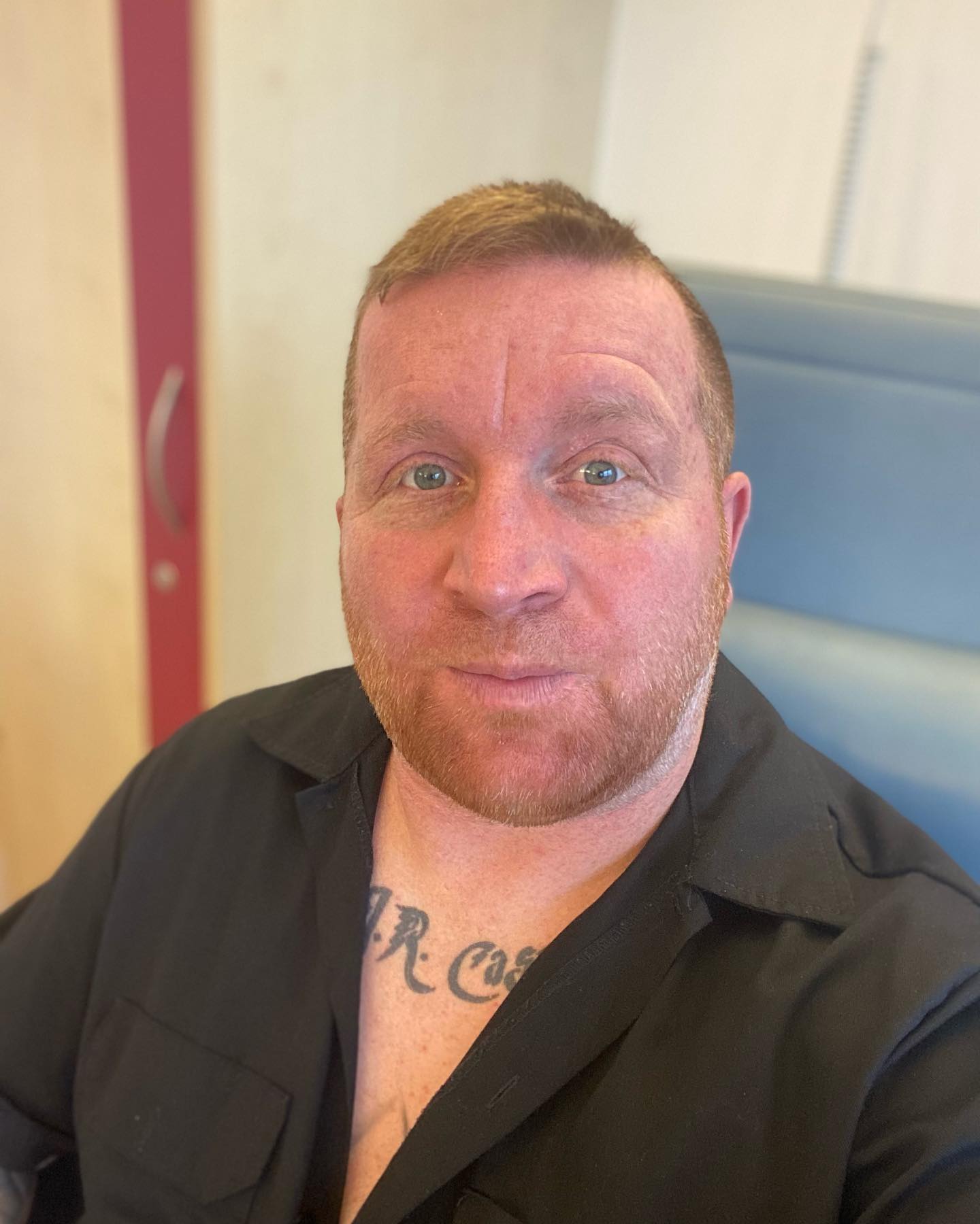 Hallöle zamm. 

Nun denn, da isser wieder der Typ. 

Unfassbar wie stark diese Krankheit einen hochfliegen und tief fallen lässt. Manchmal versteht man nicht was los ist und braucht seine Zeit sich zu sortieren. Diese unfassbare Angst, Unsicherheit aber auch Wut. Manchmal möchte man sich einfach 30 Meter tief vergraben und warten bis es vorbei ist. (Natürlich nicht das Leben, sondern diese komischen Gedanken) 
Meine Lebenswillen ist stärker als je zu vor. Ich will Leben und kämpfen. Man ist oft so hin und hergerissen und würde am liebsten sein Handy ins Klo werfen wenn irgendwelche Trolls einen zuballern oder wenn der Druck und die Angst vor einem CT Termin zu groß ist. 

Ich habe mich in den letzen Wochen versucht ein wenig zu sortieren und Kraft zu tanken. 

Heute bin ich wieder in Krankenhaus, wie jede Wochen zur Immun/Erhaltungstherapie. Über den Port erhalte ich ein Flüssigkeit die den Wachstum der Metastasen ausbremsen soll. Weiterhin nehme ich meine Chemotherapie in Tablettenform jeden Abend. Es ist anstrengend, aber auch eine Chance. 

Ein hin und her, erst löscht er alles jetzt ist er wieder da, aber ganz ehrlich, so ist das Leben mit dieser Krankheit. Kämpfen, Tiefen und Höhen. 

Mir sind gestern die Tränen gekommen wie viele Leute mit geschrieben haben. Unfassbar und so schön. Danke für alles, also werd ich euch weiter belästigen und auf dem laufenden halten. 

Fuck Cancer 🙌 treten wir diesem Arschloch gemeinsam in der Arsch 😀👍

#krebsblogger #krebsisteinarschloch #krebskämpfer #krebskrank #cancer #cancerfighter #lifestyle #lifeisgood #lifeisbeautiful #lifecoaching #lifegoals #lifeofadventure #love #selfie #healthylifestyle #healthy #gesundheit #gesundleben #krank #krankheit #lebensfreude #lebengenießen #lebensqualität #lebedeinleben #lebensmotto #fickdichkrebs #zitate