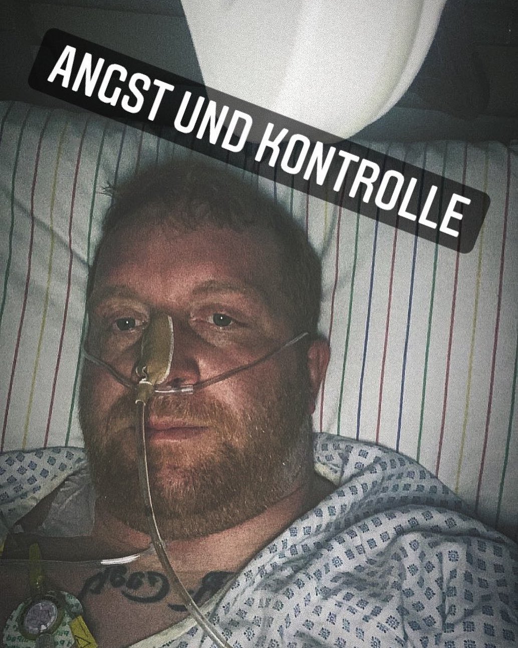 Ich hab immer noch so wahnsinnige Angst in mir wenn ich dieses Bild anschaue. 

Angst und die völlige Abgabe jeglicher Kontrolle. Andere entscheiden nun….. ich musste gewaschen und gepflegt werden … hatte immer gedacht es sein ein ältere Menschen Problem…. Alle Zügel abgeben war schrecklich…. Man ist von der Diagnose geschockt .. unheilbarer Krebs … liegt dort und kann sich mal mehr den Arsch abwischen …. Vorgestern war ich noch arbeiten … konnte alles selbständig hatte Lebenswillen … und nun ??? 

Das war so beängstigend und mir läuft jetzt noch der Schauer den Rücken herunter … dieser Zeit brennt sich ein … ein Trauma … das man nie mehr vergisst … und doch soll man jetzt in der realen Welt zurecht kommen ? Alles richtig machen und immer lachen und gründlich freundlich sein… ?? Wie soll das gehen ? 

Ich spreche für uns alle … für alle Menschen mit dieser Krankheit deren Freunde und Angehörige…. Dieser Moment ist für uns alle ein Schock .. es zieht einem nicht nur den Boden weg sondern es ist mehr… dringt durch und kommt und geht wie es will … und dennoch kämpfen wir für eine schöneres Leben … wir kämpfen und sind Gewinner … 

Jeder von uns ist ein Gewinner 🥇 

#krebsblogger #krebsisteinarschloch #krebskämpfer #krebskrank #cancer #cancerfighter #lifestyle #lifeisgood #lifeisbeautiful #lifecoaching #lifegoals #lifeofadventure #love #selfie #healthylifestyle #healthy #gesundheit #gesundleben #krank #krankheit #lebensfreude #lebengenießen #lebensqualität #lebedeinleben #lebensmotto #fickdichkrebs #zitate