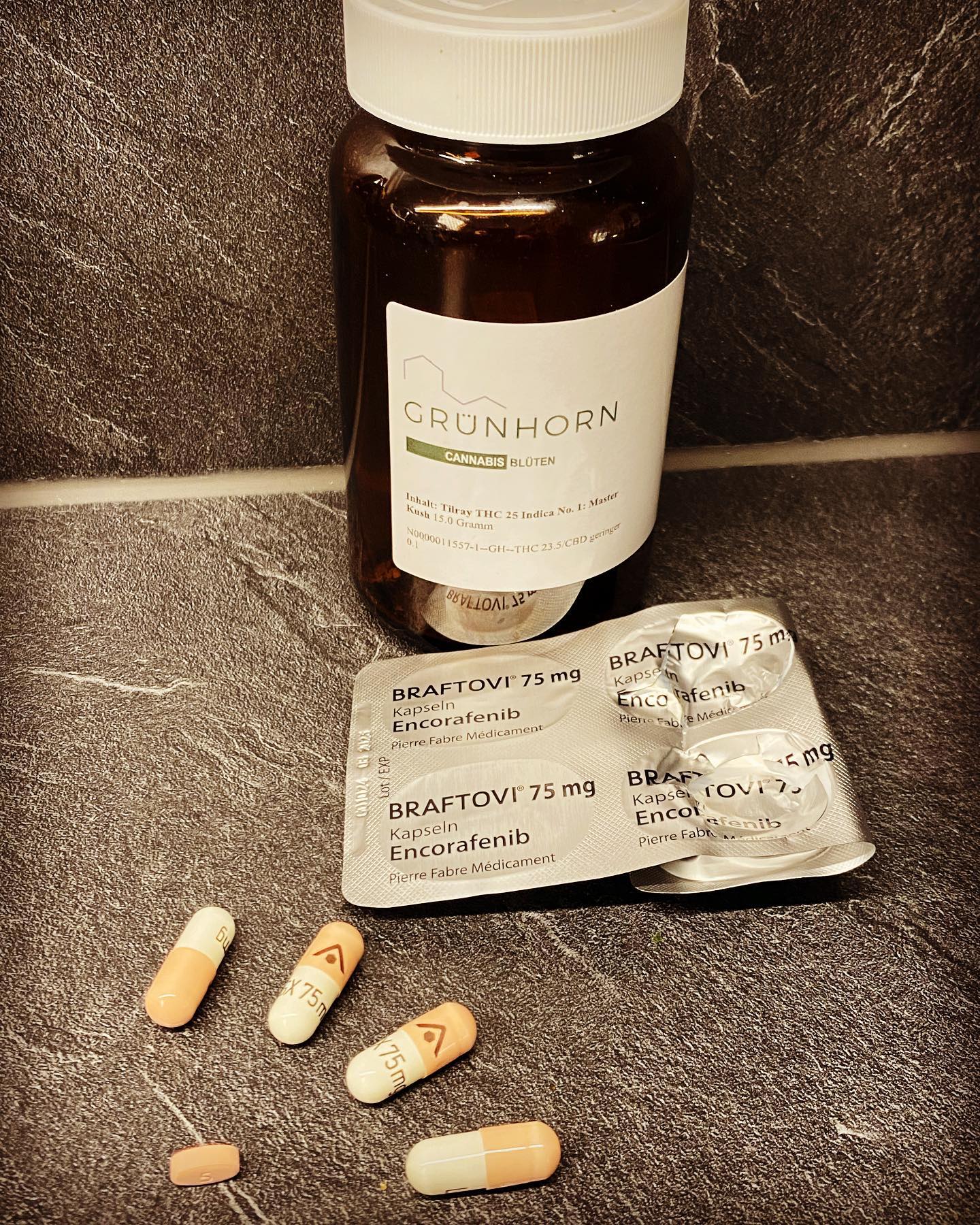 Meine tägliche Medizin 

Der Blutverdünner ist noch notwendig wegen meine Lungenembolie die ich hatte. 

Die 4 großen Klopper sind BRAVTOVI 75mg. Quasi dafür das sich meine Krebszellen nicht mehr teilen und somit der Wachstum gehemmt wird. 

Ich hatte anfangs sehr sehr starke Nebenwirkungen wie Kopfweh, das ablösen der Haut an den Füßen, brennende Beine, Fieber, Übelkeit, Schwindel, apathisch stark juckende Haut und noch einiges mehr. Ich war teils Tage im Bett und konnte mich kaum rühren. 

Durch mein Cannabis, dass ich meist abends verdampfe zum einschlafen konnte ich bis auf die Schmerzen im Kopf restlos alle Nebenwirkungen in dem Griff bekommen. 1-2 Palexia akut und auch die Schmerzen im Kopf waren auszuhalten. 
Ich bin so dankbar darüber, und dennoch kämpfe ich für die Kostennübernahme.
Bei meiner Vorstellung in der Schmerztambulanz wurde ich mit 12 Tabletten am Tag abgespeist. Unter anderem stark abhängig machende Opiate. 

Meine Frage die ich mir immer wieder stelle, wieso erst Opium und andere krasse Dinger, anstatt eine Pflanze. Klar sie hilft nicht jedem, aber ein Versuch ist es allemal wert. 

Ohne Cannabis stände ich nicht dort wo ich gerade bin….. und müsste mit weiteren Nebenwirkungen leben … 

@gruenhorn.apo 😀 

Das Leben mit einer Krebserkrankung ist ohnehin sehr eingeschränkt, mit diese Pflanze kann ich besser am normalen Leben teilnehmen. 

#krebsblogger #krebsisteinarschloch #krebskämpfer #krebskrank #cancer #cancerfighter #lifestyle #lifeisgood #lifeisbeautiful #lifecoaching #lifegoals #lifeofadventure #love #selfie #healthylifestyle #healthy #gesundheit #gesundleben #krank #krankheit #lebensfreude #lebengenießen #lebensqualität #lebedeinleben #lebensmotto #fickdichkrebs #zitate