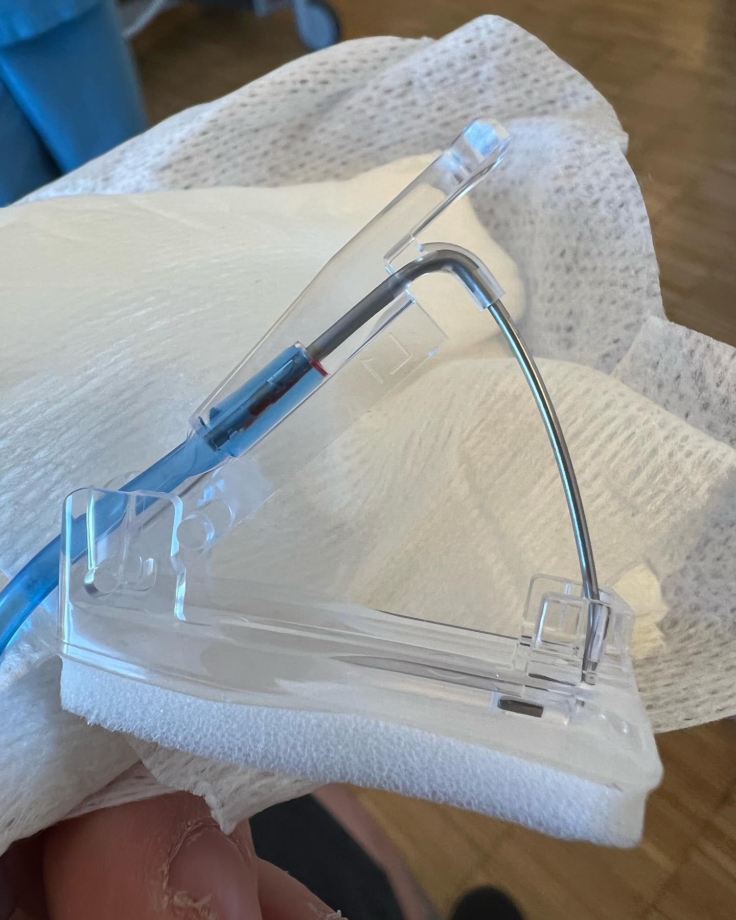 Dieses Teil war in meiner Brust heute …. Irgendwie krass das es mittlerweile normal geworden ist. Seit über einem Jahr. Jede Woche einmal. Wieso mach das ? Völlig abgestumpft schon…. Ist halt ne Nadel. Aber watt für nen Kaventsmann …. Mein lieber Scholli 😂

Ja wieso ? Hab ich ne Wahl ? Kann ich mir das aussuchen ? Dann immer 2 Tage Kopfweh und stark Körper….

WIR MACHEN DAS AUS EINEM GRUND.

Wir wollen gesund werden, irgendwie … und geben alles für uns und natürlich auch euch ✌️😘❤️

#krebsblogger #krebsisteinarschloch #krebskämpfer #krebskrank #cancer #cancerfighter #lifestyle #lifeisgood #lifeisbeautiful #lifecoaching #lifegoals #lifeofadventure #love #selfie #healthylifestyle #healthy #gesundheit #gesundleben #krank #krankheit #lebensfreude #lebengenießen #lebensqualität #lebedeinleben #lebensmotto #fickdichkrebs #zitate