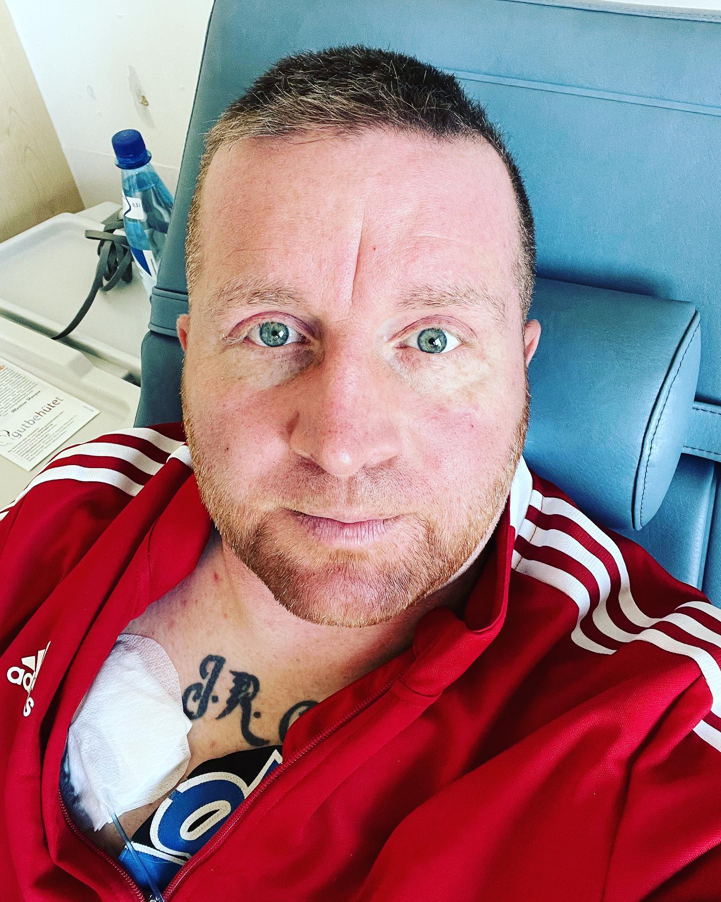 Chemo und Erhaltungstherapie…… ja irgendwann gewöhnt man sich an die Nadeln … klar es schmerzt jedes Mal aber komischerweise freut man sich sogar darüber … wenn was passiert und es vorwärts geht … ob es hilft sieht man dann immer beim neuen screening … ich bin danach immer komplett durch… das Kortison zusätzlich macht mich fertig … aber ohne wäre es lebensbedrohend.. ich hab sehr sehr darauf reagiert anfänglich… somit bin ich froh das es jetzt funktioniert…. Es ist eine Routine geworden .. jeder ist freundlich man kennt sich mittlerweile und auch wenn manchmal wenig bis garnicht gesprochen wird im Zimmer bei der Therapie .. wenn wir Patienten uns in die Augen sehen wissen wir exakt wie und was der gegenüber grad fühlt .. wie ein unsichtbares Band sind wir doch alle in einem Boot und kämpfen gegen die gleichen Dämonen … ich bin froh und fühle mich sehr sehr gut aufgehoben und verstanden in der Klinik …
 

#krebsblogger #krebsisteinarschloch #krebskämpfer #krebskrank #cancer #cancerfighter #lifestyle #lifeisgood #lifeisbeautiful #lifecoaching #lifegoals #lifeofadventure #love #selfie #healthylifestyle #healthy #gesundheit #gesundleben #krank #krankheit #lebensfreude #lebengenießen #lebensqualität #lebedeinleben #lebensmotto #fickdichkrebs #zitate