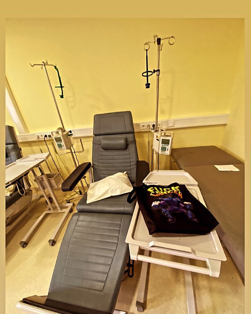 Wie ein schlechter Film …. Aber manchmal träume ich nachts von meinem Chemotherapie Stuhl im Krankenhaus. 

Ich weiß noch wie aufgeregt ich war das erste mal…. Mir wurde auch sofort schwindlig und ich musste flach liegen. 

Heute können die Schwestern von 12 Meter Entfernung die Nadel auf mich werfen und ich spür nix mehr. Dieser Ort …. Elend und Freude zugleich. Im Grunde ist man als kranker Mensch doch über jeden Zipfel der uns mehr Zeit verschafft froh…. 

Ohne das tolle Team @klinikumheidenheim und ihre mega Mitarbeiter der C8 hätte ich schon mehrmals die Flinte ins Korn geworfen…. Ihr macht aus dieser traurigen Ort unserer Hoffnungsstätte und für den ein oder anderen sogar das zweite Zuhause. 

Wir danken euch für eure wertvolle Arbeit. 🥰❤️

#krebsblogger #krebsisteinarschloch #krebskämpfer #krebskrank #cancer #cancerfighter #lifestyle #lifeisgood #lifeisbeautiful #lifecoaching #lifegoals #lifeofadventure #love #selfie #healthylifestyle #healthy #gesundheit #gesundleben #krank #krankheit #lebensfreude #lebengenießen #lebensqualität #lebedeinleben #lebensmotto #fickdichkrebs #zitate