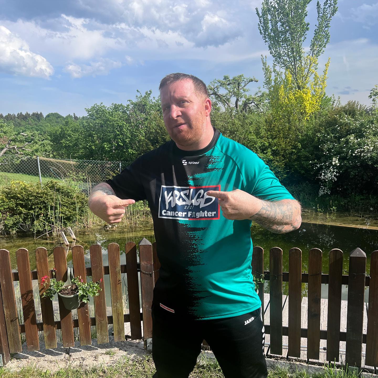Jede Sportart hat so seine Trikots und Kleidung. 

Unsere Sportart heißt Krebs. Wir sind Cancer Fighter. Vielen Dank an @spized.sportswear für dieses Mega Shirt. 

Immer wieder erinnere ich mich an niemals aufgeben.

Sieht doch mega aus… jeder schreibt sein eigenes Krebslogbuch. 

Gefällt euch was die Boys hier so gebastelt haben? Finds echt geilomeilo 

#krebsblogger #krebsisteinarschloch #krebskämpfer #krebskrank #cancer #cancerfighter #lifestyle #lifeisgood #lifeisbeautiful #lifecoaching #lifegoals #lifeofadventure #love #selfie #healthylifestyle #healthy #gesundheit #gesundleben #krank #krankheit #lebensfreude #lebengenießen #lebensqualität #lebedeinleben #lebensmotto #fickdichkrebs #zitate