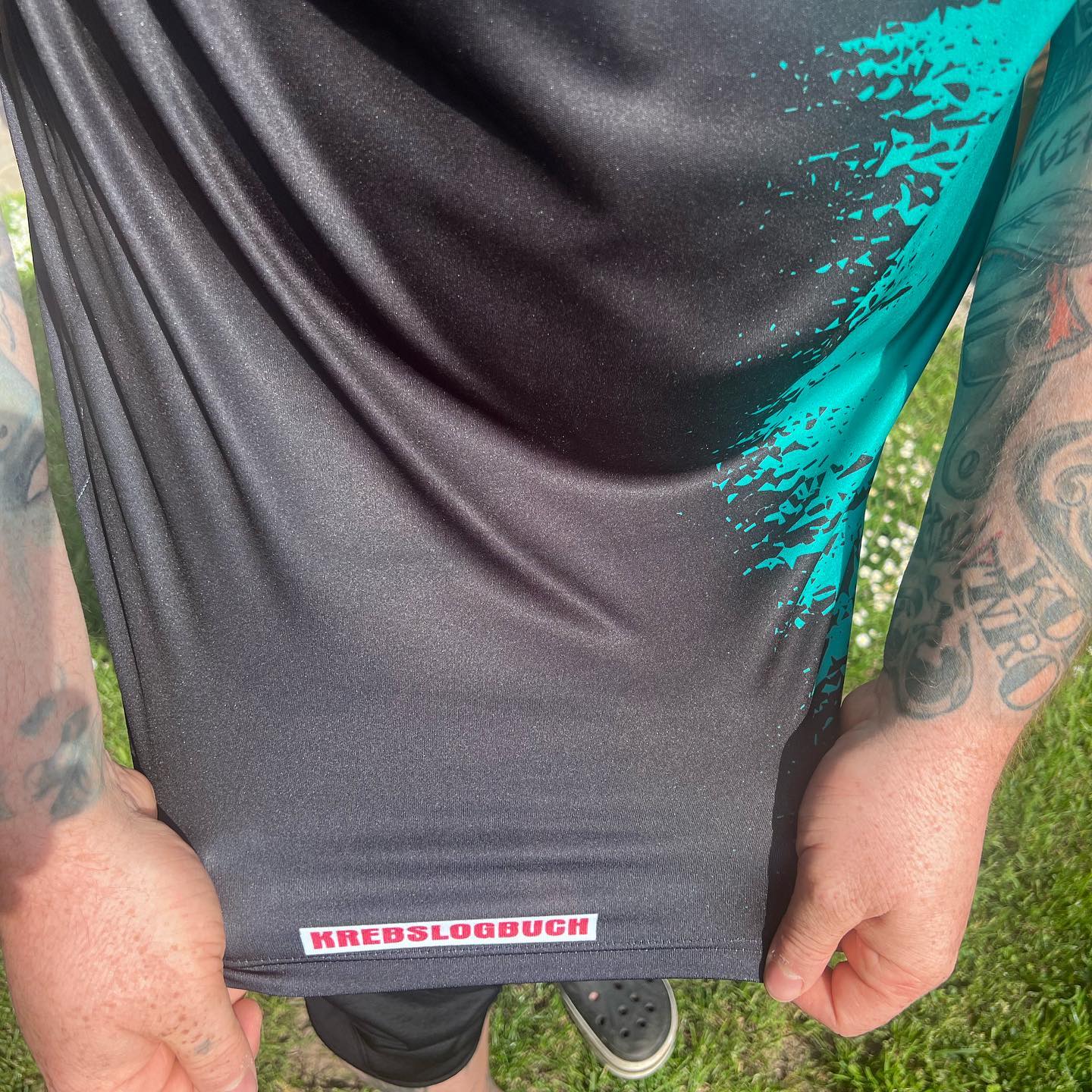 Jede Sportart hat so seine Trikots und Kleidung. 

Unsere Sportart heißt Krebs. Wir sind Cancer Fighter. Vielen Dank an @spized.sportswear für dieses Mega Shirt. 

Immer wieder erinnere ich mich an niemals aufgeben.

Sieht doch mega aus… jeder schreibt sein eigenes Krebslogbuch. 

Gefällt euch was die Boys hier so gebastelt haben? Finds echt geilomeilo 

#krebsblogger #krebsisteinarschloch #krebskämpfer #krebskrank #cancer #cancerfighter #lifestyle #lifeisgood #lifeisbeautiful #lifecoaching #lifegoals #lifeofadventure #love #selfie #healthylifestyle #healthy #gesundheit #gesundleben #krank #krankheit #lebensfreude #lebengenießen #lebensqualität #lebedeinleben #lebensmotto #fickdichkrebs #zitate