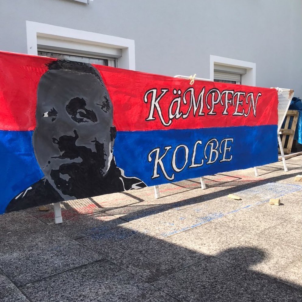 #fcheidenheim @fch_1846 

Zaunfahne von meinen Jungs. Boah ich sag euch als Lehrer gibt es für mich grad nichts aber auch garnichts schönere als zu wissen dass deine ehemaligen Schüler in guten wie auch in dieser beschissenen Zeit hinter dir stehen. ….

Ich bin einfach nur sprachlos…. Tausend dank. Nur der FCH und ich werde mir jetzt jedes Spiel genauer anschauen und bei jeder Einblendung einmal an euch alle denken 😍😍

@leonardskw_1846 ✌️🤟 Wahnsinn danke 

#krebsblogger #krebsisteinarschloch #krebskämpfer #krebskrank #cancer #cancerfighter #lifestyle #lifeisgood #lifeisbeautiful #lifecoaching #lifegoals #lifeofadventure #love #selfie #healthylifestyle #healthy #gesundheit #gesundleben #krank #krankheit #lebensfreude #lebengenießen #lebensqualität #lebedeinleben #lebensmotto #fickdichkrebs #zitate