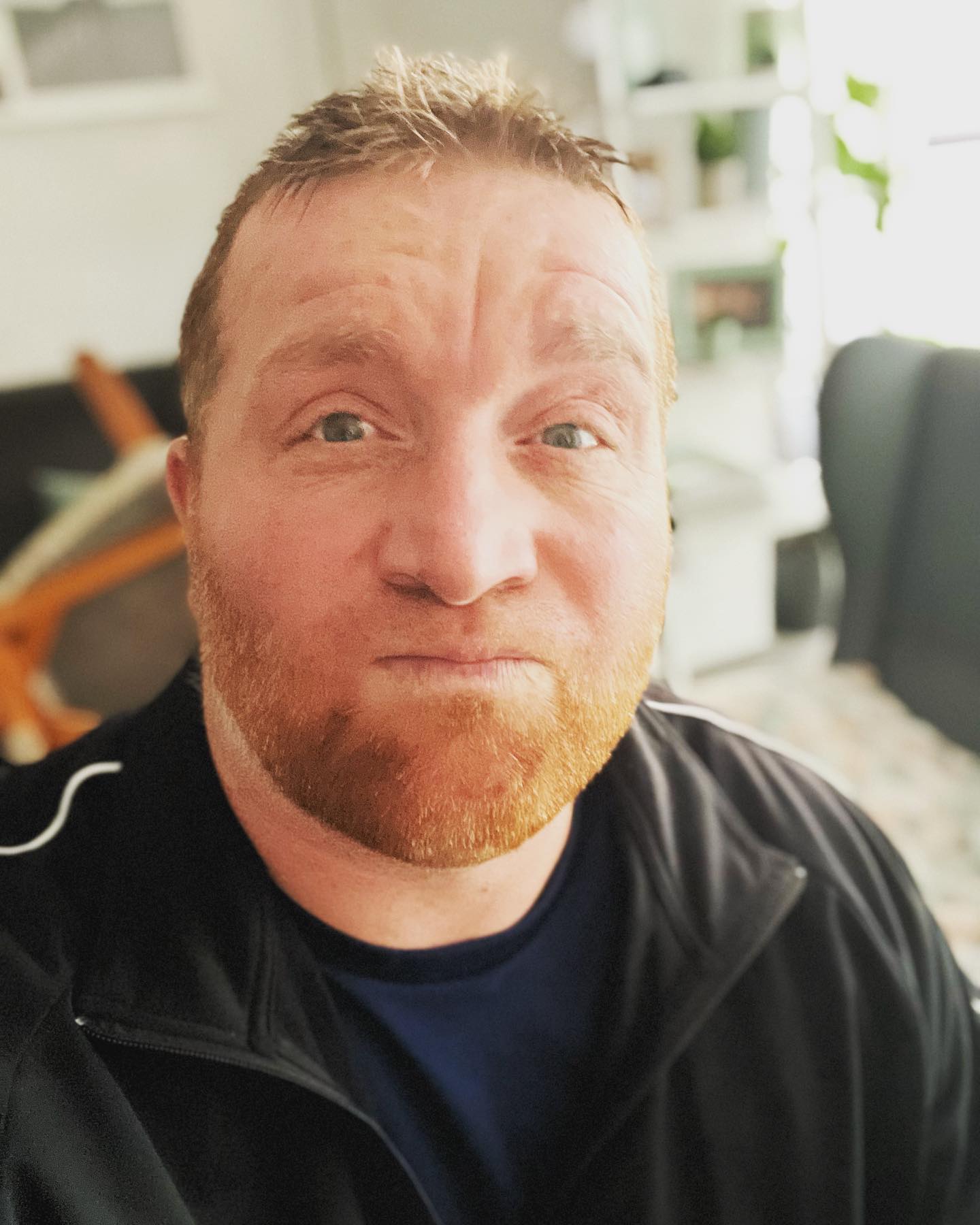 Morgen wieder großes CT….

Dann eine Woche warten auf Ergebnis …. geht ja nur um Leben…. Steck ich weg kein Thema … bin nicht aufgeregt … Sitz nicht auf Kohlen … Kack mir kaum ein 😀😀😀

Als Krebspatient fühlt sich das immer an, wie wenn das gesund werden verlost wird. Rot oder schwarz …. Glück oder Pech … mehr Krebs oder weniger .. jedes Mal echt krass …

Dieses Mal geht’s mir bisher noch gut … hab mich schön ablenken können und das Wochenende sau viel schönes gemacht. 

Ich nehme das Ergebnis hin wie es sein wird. Eins weiß ich jedoch … der Kampf ist lang nicht vorbei … 👏👏 niemals aufgeben und immer das Lachen und den Humor nicht verlieren …

….Lachen ist Gesundheit … 

Gestern hat mich jemand gefragt ob ich jeden Tag lebe, als wenn es mein letzter wäre?

Meine Antwort war:

Ich lebe so als wenn es mein erster wäre … ich versuche  jeden Tag und jeden Moment zu genießen. Sei es jetzt hier mit dir reden… ich hab gelernt zu genießen und den Kopf völlig frei machen. Sowas konnte ich die letzten 39 Jahre nicht 😀😀

Das ist doch das wahres Glück … genießen können, und vor allem … endlich mal zulassen etwas zu genießen ….

#krebsblogger #krebsisteinarschloch #krebskämpfer #krebskrank #cancer #cancerfighter #lifestyle #lifeisgood #lifeisbeautiful #lifecoaching #lifegoals #lifeofadventure #love #selfie #healthylifestyle #healthy #gesundheit #gesundleben #krank #krankheit #lebensfreude #lebengenießen #lebensqualität #lebedeinleben #lebensmotto #fickdichkrebs #zitate