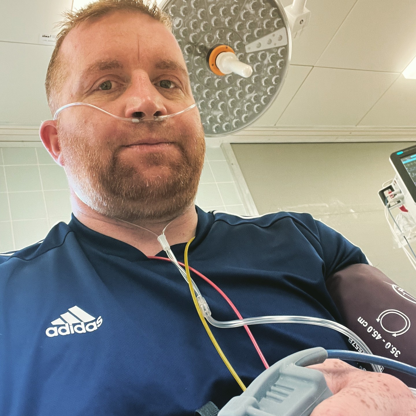 Liebes Gesundheitssytem 

Ich bin Michael, ich bin 39
Jahre alt und komme aus Heidenheim. Ich war bis zu meiner Krebsdiagnose im Jahr 2021 einer der glücklichsten Menschen dieser Welt. 
Liebe, Familie, Freunde, Traumjob.
Ja ich wollte ein Kind. 
Dann plötzlich war es vorbei. Das Leben veränderte sich. 
Ich habe KREBS. Unheilbar wurde mir gesagt. 
Damit bin ich nicht alleine. Jedes Jahr kommen eine halbe Millionen Brüder und Schwestern im Geiste dazu. 
Würden wir uns zusammenschließen, und würden wir alle aufstehen und sagen STOP ✋ 
Alle Kranken und alle die uns helfen. 
Würden wir uns eine Stadt aussuchen und auf die Straße gehen um endlich mal gehört zu werden. 
Wir wären viele Millionen liebes Gesundheitssystem. Und ihr könntet nichts dagegen tun.
Doch leider können wir das das NICHT.
Weil wir schwer krank sind, oder weil wir kranken Menschen helfen bis zur absoluten Erschöpfung und uns selbst dabei vergessen. 
Wir sind Angehörige wir sind Männer, Frauen, Kinder. 
Wir sind Pfleger, Schwestern, Ärzte und Ärztinnen. Wir sind Reinigungskräfte und Taxifahrer und alle die ich vergessen habe. 
Wir sind einfach mehr als Ihr es euch vorstellen könnt auf euren Zetteln die Ihr vorliegen habt . 
Wir können nicht demonstrieren und uns ständig beschweren.
Weil wir arbeiten oder uns gegen unser Todesurteil zur Wehr setzen.
Warum ich dir das schreibe ?
Weil ich jeden Tag erlebe wie schwer es uns gemacht wird. 
Täglich sitze ich vor Anträgen.
Täglich sehe ich die Verzweiflung vor einen Papierberg. 
Täglich sehe ich frustrierte Mitarbeiter und Mitarbeiterinnen die sich von Nachtdienst zu Nachtdienst hangeln um ihre Miete ihr Anfahrt zur Arbeit und ihr Essen zu bezahlen. 
Für uns Patienten eine Katastrophe. 
Diese Menschen geben alle ihr bestes, aber es mangelt ihnen Zeit und an Material.
Material das vielerorts aus den Siebzigerjahren stammt.
An einem Gehalt das es unmöglich macht mit einem Job seine Familie zu ernähren. 
Ich selbst habe 2 Jahre im Krankenhaus gearbeitet und mir waren damals die Missstände schon bekannt.
Das war vor 20 Jahren. 
Geändert hat sich NICHTS. 
Leider das Gegenteil. Es ist schlimmer geworden. 

Wer möchte denn heute noch in diesem Bereich arbeiten?