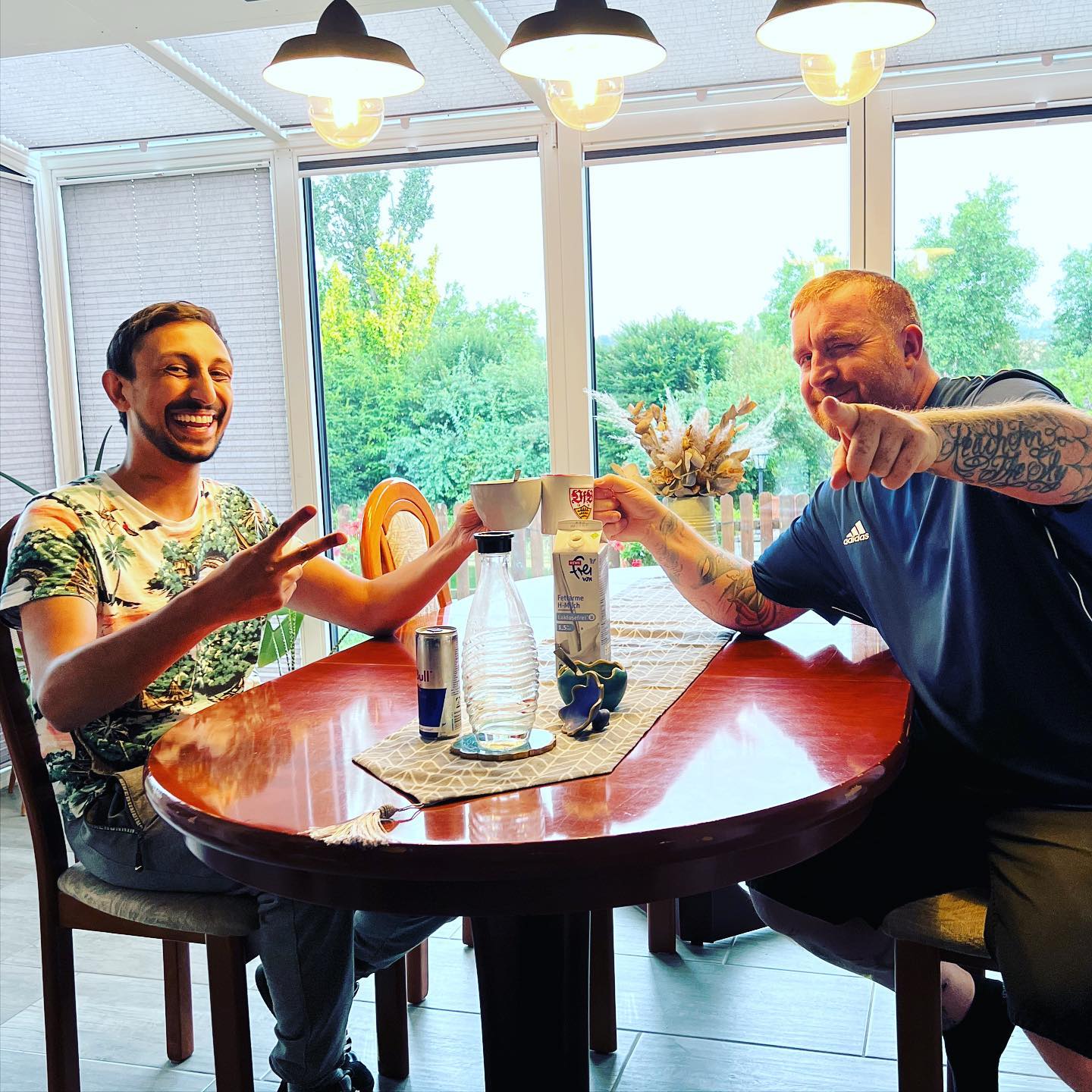 Der erste Cancer-Van Krebskaffee mit meinem Zockerkollegen und Krebsbusenkumpel @cancerfluencer_deni oder wie ich ihn nenne, den Unzerstörbaren (auf seiner Seite könnt ihr mal den Pro 7 Bericht anschauen) 

War mir ein inneres Rasemähen. Vielen Dank für dein Bsüchle. Auf viele weitere Krebtreffen mit euch bekloppten. 

#krebsisteinarschloch #krebskämpfer #krebskrank #cancer #cancerfighter #lifestyle #lifeisgood #lifeisbeautiful #lifecoaching #lifegoals #lifeofadventure #love #selfie #healthylifestyle #healthy #gesundheit #gesundleben #krank #krankheit #lebensfreude #lebengenießen #lebensqualität #lebedeinleben #lebensmotto #fickdichkrebs #zitate