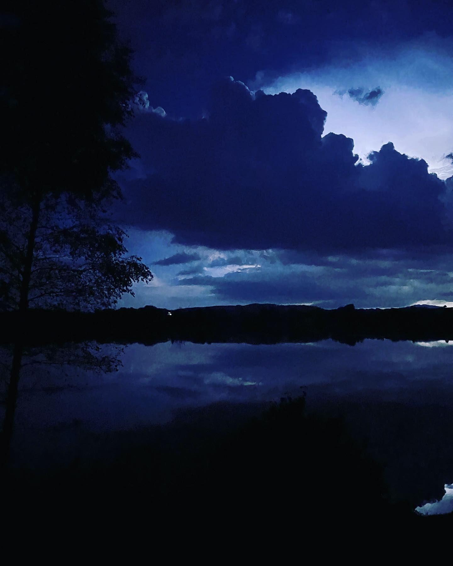 Genau das hier nennt sich LEBEN. Viel zu selten gemacht, am See übernachten und morgens alleine mit einen Kaffee über den See schauen und die Stille genießen, abends einschlafen mit diesem Bild vor sich. 

Immer aufgeschoben, mach ich wann anders, uncool….. seit einem Jahr aber süchtig danach. 

……Seit meiner Krankheit….. braucht es wirklich immer eine Backpfeife um zu lernen was LEBEN ist? 

Höre das von vielen Patienten … durch meine Krankheit hab ich meine Ketten gesprengt. Oft gelesen, immer ignoriert…. Jetzt versteh ich euch ❤️

Was ein Geschenk ….

#krebsisteinarschloch#darmkrebs#krebskämpfer #krebskrank #cancer #cancerfighter #lifestyle #lifeisgood #lifeisbeautiful #lifecoaching #paliativ #darmkrebs#lifeofadventure #love #selfie #healthylifestyle #healthy #gesundheit #gesundleben #krank #krankheit #lebensfreude #lebengenießen #lebensqualität #lebedeinleben #lebensmotto #fickdichkrebs #zitate