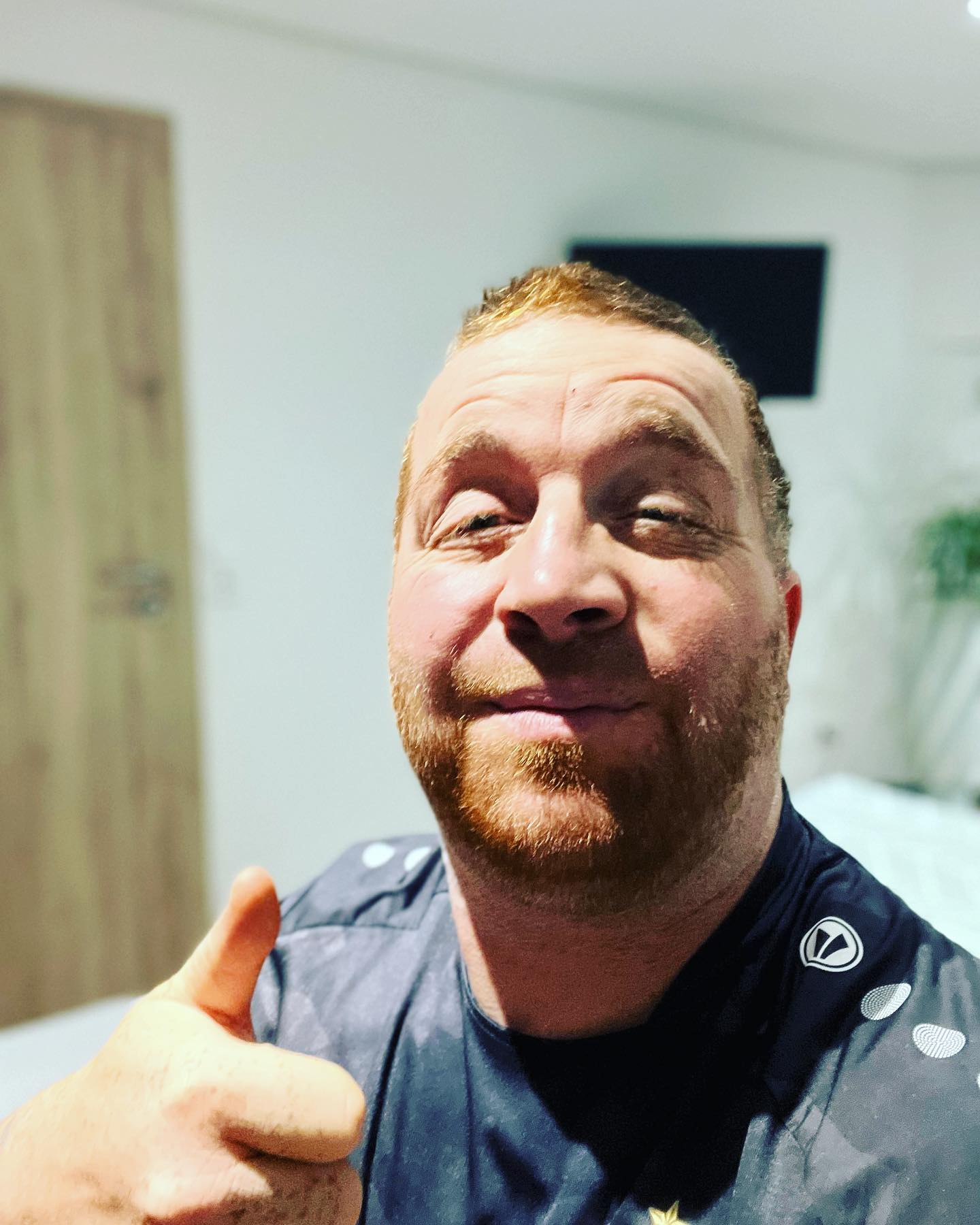 Wenn die Woche nur 4 Tage hat?

Ja, als Krebsler läuft die Zeit anders. Das Leben verändert dich einmal komplett. 

Für mich fallen immer mindestens 2-3 Tage jede Woche weg, an denen ich selber entscheiden darf was passiert. 

Den Rest entscheidet mein Krebs. Ultra belastend. 

Stellt ich vor ihr müsstet jede Woche 2,5 Tage auf Sofa liegen und mit einem ekelhaften Zustand klar kommen, mal besser und mal schlechter. 

Diese Krankheit kostet uns alle Kraft. 

Auch wenn ihr uns seht, abends in der Stadt, beim Fußball, im Kino im Restaurant…. vermeintlich sehen wir aus, als  wäre nichts——- 

Wir haben wenige solche Momente an denen das Leben normal scheint. Darum genieße ich es dreifach. Mir ist diese Zeit HEILIGER ALS ALLES ANDERE (NORMALITÄT)

Denn meine Woche startet immer mit dem Krebs und wird von Tag zu Tag normaler. Und wenn es am besten ist, bekomme ich wieder Therapie. 

Wie würdet ihr damit umgehen ?

#krebskrank #cancer #cancerfighter #lifestyle #lifeisgood #lifeisbeautiful #lifecoaching #paliativ #darmkrebs#lifeofadventure #love #selfie #healthylifestyle #healthy #gesundheit #gesundleben #krank #krankheit #lebensfreude #lebengenießen #lebensqualität #lebedeinleben #lebensmotto #fickdichkrebs #zitate