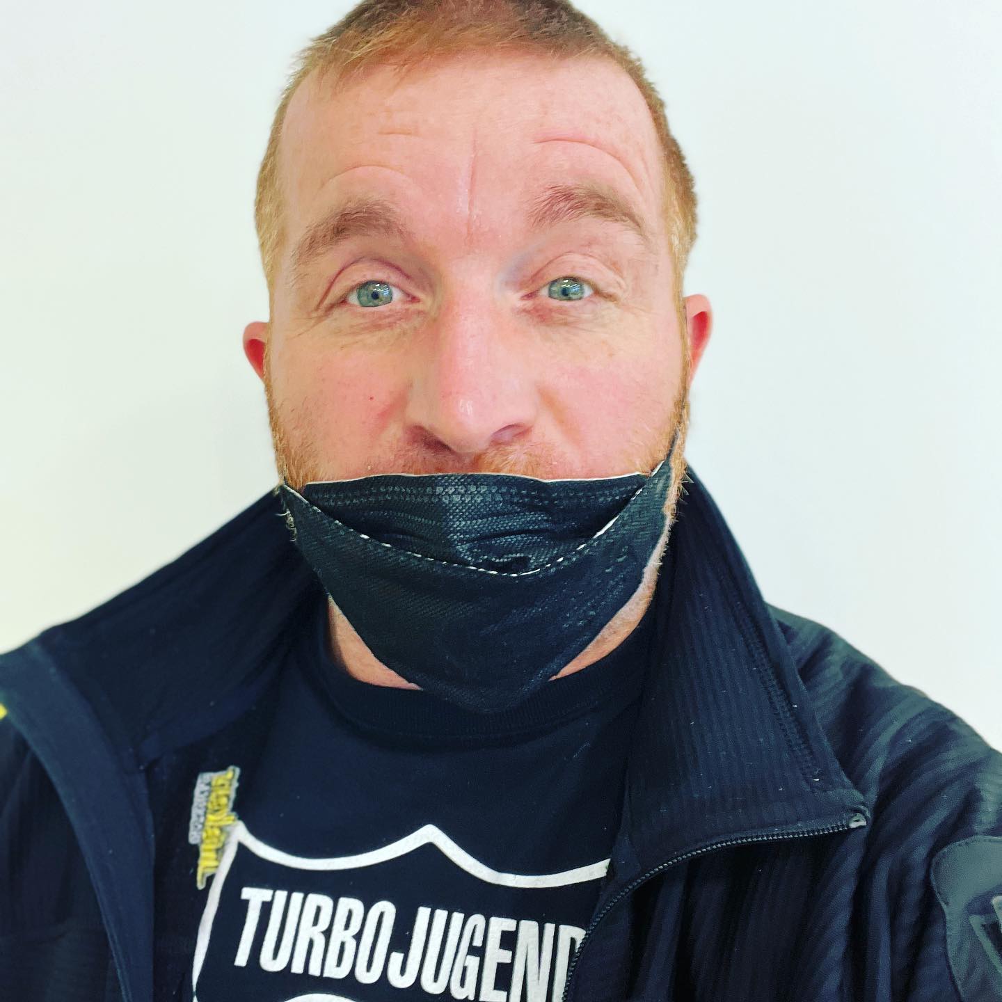 Neuer Befund…. irgendwie ist man jedes Mal mega aufgeregt. Ist ja auch wie ne kleine Glückskugel, mal gewinnt man dazu man verliert man. Im Grunde ist das doch auch schön, das bedeutet auch in Umkehrschluss, die ganzen Kreaturen um einen herum sind eine mit der Zeit dann doch angenehm und man hätte das gerne eine Weile so. 😀 

Lunge kleiner unsicherer 4cm knubbsi
Leber ist weiterhin voll aber nix verändert 
Bauchfell joa bisschen größer unterm Arm der Rest mal kleiner paar größer paar weg …
Im gesamten muss ich sagen, guter Kaffee, Kontrastmitteldurchfall wie aus Mordor … aber …

ICH BIN DA UND KANN LACHEN UND MEINE GESCHICHTE WEITER ERZÄHLEN… 

Darum geht’s 😘😀 danke @tantejani du hältst das alles immer aus, das ist nicht selbstverständlich 😘😘🥰🫶

#krebsisteinarschloch#darmkrebs#krebskämpfer #krebskrank #cancer #cancerfighter #lifestyle #lifeisgood #lifeisbeautiful #lifecoaching #paliativ #darmkrebs#lifeofadventure #love #selfie #healthylifestyle #healthy #gesundheit #gesundleben #krank #krankheit #lebensfreude #lebengenießen #lebensqualität #lebedeinleben #lebensmotto #fickdichkrebs #zitate