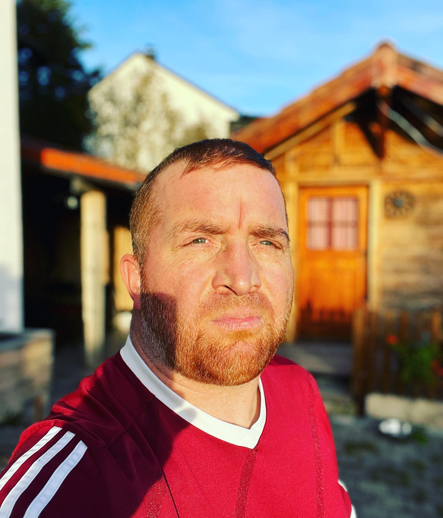 Mental breakdown Alarm 🚨 Tag 2… konnte relativ gut aufstehen. Laut meiner Frau hatte ich diese Nacht wieder Angstzustände wie aus Mordor. Ich hab mehrere Minuten geschrieen. Hatte das schon sehr oft und ist mir eigentlich sehr peinlich. Ja ich leide so einmal im Quartal an einer für mich Parallelwelt. Ich hab intensivste Ängste in denen ich was zu greifen suche (meistens die Hand meiner Frau) und mir geschlossenem Mund über Minuten lang schreie. Ich werde meist wach nachdem man mich schüttelt, jedoch klappt das nicht immer und ich leide wohl extrem über ne lange Zeit. Ich hab keine Ahnung mehr im Nachhinein. Keiner weiß wie und wo das passiert. Ich hab einfach die komplette Panik. Oftmals konnte ich dann nimmer einschlafen jedoch dieses Mal war ich sofort wieder weg. Ja die gute alte Psyche und der gute alte Schlaf. Leider kann man auch vor dir nicht wegrennen und muss sich auch dem stellen. Gesunder Schlaf, fit sein ist doch für uns kranke das wichtigste und doch leiden wir meist dann am meisten wenn wir komplett alleine hilflos mit uns selbst sind. Hey das ist keine Schande. Das ganze nennt sich Leben. Leute das ganze ist sehr sehr intim, sowie auch mein letzter Post. Das gehört dazu. Das bin ich und das ist mein verficktes Krebslogbuch. Wer mich hier als Witzbold und der mit dem Humor kennenlernen durfte muss nicht enttäuscht sein 😀 ich bin’s immer noch … nur brauch ich nen Moment. Schütteln und weiter … du kannst mir alles nehmen du Scheiss Krankheit aber mein Kopf und mein Humor, meine Familie und meine Freunde stehen hinter mir… du kannst alles versuchen … die gehen niemals .. also geh aus dem Weg…. das sind meine Gedanken am heutigen Tag. Zeit nehmen, mit Menschen umgeben die dir gut tun, die Krise mal besprechen beim Psychologen und die besten Ideen mitnehmen. 

Dann heißt es aber Waffen nach oben ….. der Kampf schreit … Kolbe du wirst gebraucht … ich bin morgen da du blödes Arschloch… Eins gegen eins .. Chemotherapie… wer ist stärker ? 

……..Immer ICH…..
An alle Kämpfer … FUCK CANCER .. auf in die nächste Schlacht….