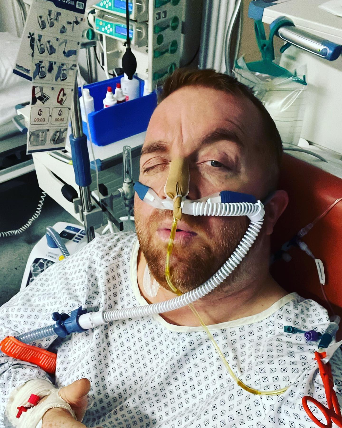 Das erste mal sitzen. Ich finde es mittlerweile sehr gut, dass alles daran gesetzt wird zu mobilisieren. Somit rostet man nicht ein. Ich musste oft über die Grenzen gehen, aber wenn nicht hier, wo denn dann. Kämpfen lohnt sich. Auf einem Stuhl sitzen war für mich die halbe Miete. Trotz Schmerzen war meine Wille immer raus aus dem Bett und an die Grenzen gehen. Ausruhen kann ich mich daheim wenn ich alles probiert habe.

#krebsisteinarschloch#darmkrebs#krebskämpfer #krebskrank #cancer #cancerfighter #lifestyle #lifeisgood #lifeisbeautiful #lifecoaching #paliativ #darmkrebs#lifeofadventure #love #selfie #healthylifestyle #healthy #gesundheit #gesundleben #krank #krankheit #lebensfreude #lebengenießen #lebensqualität #lebedeinleben #lebensmotto #fickdichkrebs #zitate