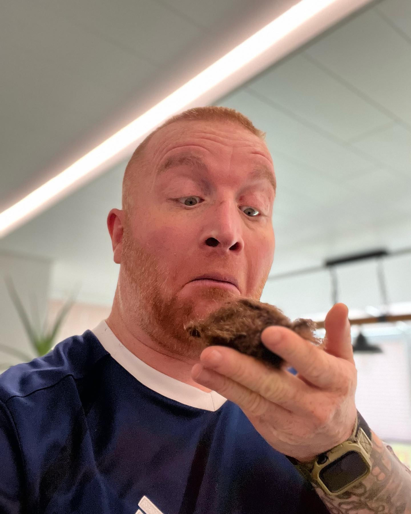 Ja das Leben mit Krebs stellt mich vor viele Herausforderungen. 

So gibt es Tage wie gestern, an denen alles scheint verflucht zu sein. Deine Inneren Gefühle lassen nur noch Trauer zu, Angst und Sinnlosigkeit. Manchmal auch Wut und Hass gegenüber der Krankheit. Man fühlt sich wie in einem Käfig auf den man nicht ausbrechen kann. Man wird launisch und sieht in vielen Dingen keinen Sinn (lohnt sich eh nicht) Es scheint als sei sie vorbei die Lebensfreude. 

Anstrengend. Für alle Mitmenschen und Angehörigen. Nicht zuletzt für meine Frau @tantejani. Sie muss den Kotzbrocken dann aushalten. 
Zumindest kann ich es mal benennen wo der Schuh drückt. Ich reflektiere mich und suche nach Triggern und Auslösern. Oftmals sucht man verzweifelt danach und kommt nach reichlicher Überlegung meist zum Schluss….. du hast Krebs. Sogar sehr gefährlich. Das kannst DU nicht ändern. Dann fluche nicht über die Welt, du kannst nichts machen grade, außer diesem Biest mit voller Entschlossenheit und Kraft entgegenblicken und laut schreien…. DU NICHT ….. ..

Theoretisch ist das doch einfach. Praktisch kommt man oft die Grenzen man ist einfach nur hilflos… eigentlich will man doch nur in den Arm genommen werden…. Doch blockiert man diese Gedanken und ist pampig und beleidigt, lässt sich nichts sagen oder sucht nach einem Problem das es bisher nicht gibt ….

Danke an euch 🥰 an meine Mitmenschen und meine Frau 🥰😘 

Neue Haare neuer Tag… einfach mal danke dass ich immer wieder neu starten kann und ihr mir immer wieder zeigt wie toll ihr seit 🙌😘😘 @san.smile24 @conny.kolb62 @tantejani @si_lvia3252  danke 😘😘😘

#krebsisteinarschloch#darmkrebs#krebskämpfer #krebskrank #cancer #cancerfighter #lifestyle #lifeisgood #lifeisbeautiful #lifecoaching #paliativ #darmkrebs#lifeofadventure #love #selfie #healthylifestyle #healthy #gesundheit #gesundleben #krank #krankheit #lebensfreude #lebengenießen #lebensqualität #lebedeinleben #lebensmotto #fickdichkrebs #zitate