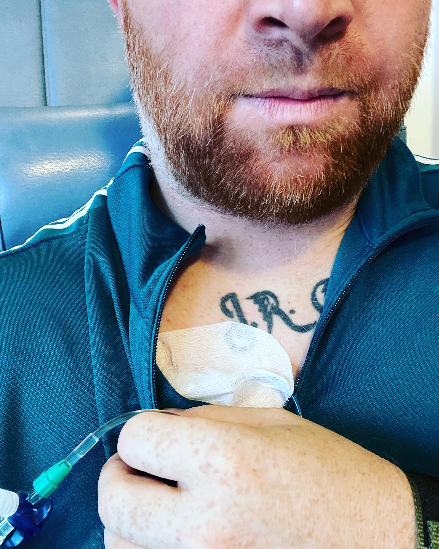 Wenn ich durch manche Instagramprofile durchgehe sehe ich immer wieder …

Krebs als Chance 
Krebs gab mir mein Leben zurück …. Oder schreiben Bücher …
Durch den Krebs wurde ich zu einem besseren Menschen 
Durch Krebs hab ich dies oder jenes ….

Es scheint als hätte er Superkräfte….. der Krebs ist quasi ja nix schlimmes wenn man das so liest …

Leute …. Wenn ich sowas immer lesen muss wird es mir schlecht …. Weil ihr damit KOHLE machen wollt … mit eurer Krankheit …. Mit Werbung… oder weil ich mal krank gewesen seit und nun wieder völlig gesund …. 

Ich sehe meine Krankheit als in erste Linie beschissen an … und egal wie sehr ich es mir schön reden will es bleibt einfach beschissen …. 

Dann sehe ich Menschen die Glück hatten und nicht den Stempel Palliativ auf der Stirn … also denkt bei eurem tun auch mal an mich … und all die andern … ich sehe hier keine Chance … mich macht das unfassbar wütend 😡…. 

Ich möchte hier informieren und meine Krankheit dafür nutzen anderen Patienten die Möglichkeit zu geben hinter den Kulissen zu stöbern wie man damit klar kommen kann… mir Humor und mit Ideen und Strategien…. GRATIS…. 

Wie seht ihr das ? Mir schwillt da der Hals an wenn ich zigtausend Leute sehe die Geld dafür nehmen oder kassieren und nennen es Ehrenamt oder ich mach das für euch meine Habibis … ich finds scheinheilig und ekelhaft…. 

Was meint ihr ? 

#krebsisteinarschloch#darmkrebs#krebskämpfer #krebskrank #cancer #cancerfighter #lifestyle #lifeisgood #lifeisbeautiful #lifecoaching #paliativ #darmkrebs#lifeofadventure #love #selfie #healthylifestyle #healthy #gesundheit #gesundleben #krank #krankheit #lebensfreude #lebengenießen #lebensqualität #lebedeinleben #lebensmotto #fickdichkrebs #zitate