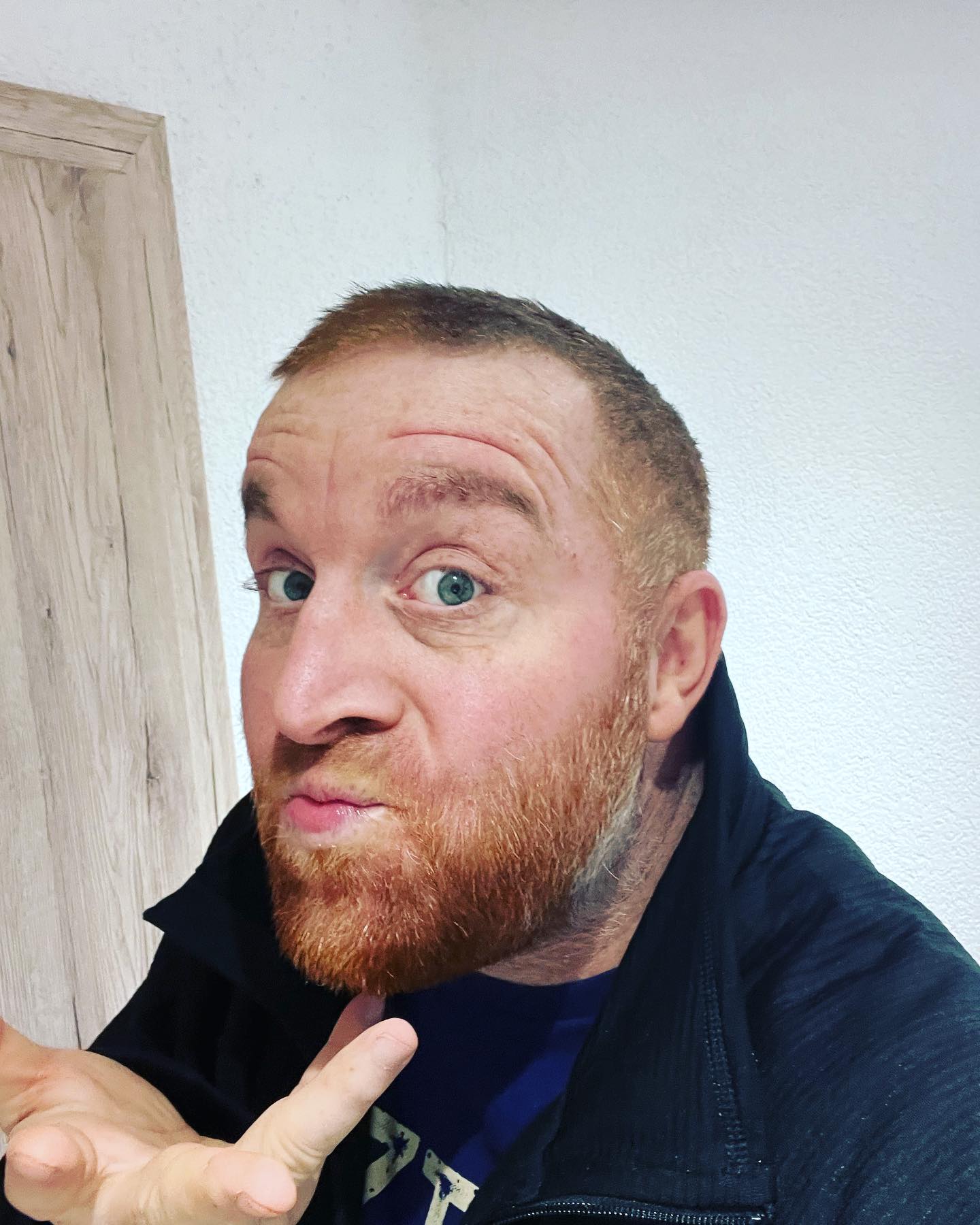 So provokant wie ich bin meine lieben Mitleser und Begleiter auf meinem Pfad.

Vorhin hab ich gepostet ich finde es abscheulich und ekelhaft mit meiner Krankheit Werbung zu machen, Partnerschaften einzugehen und Geld zu verdienen. Oder als Angehörige oder Mutter mit meinem Account mit was dazuzuverdienen. Lüge ich wenn ich sage das wäre doch mega wenn wir davon leben könnten ? Meine Frau und ich ? Sie hätte mehr Zeit und müsste uns nicht verhalten. Wie könnten so tolle Sachen machen, genau dann wenn alle arbeiten. Wäre toll. Oder eine Mutter die ihren Kindern dadurch mehr ermöglicht. Zwei Bilder zwei Erwähnungen und klack, könnten diese Mutter ins Kino mit den Kids. Oder Klack könnte der oder der sich dies und jenes ermöglichen? 

Ich frage provokant…. Wäre das dann schlimm wenn mir das Produkt das ich bewerbe komplett egal wäre aber ich einfach ne Tüte  extra Money für meinen Urlaub hätte ? Wäre das schlimm ?
 
Ihr würdet es ja für mich machen ? Oder für andere ? Wenn ihr euch nur Werbung anschaut oder Produkte von mir kauft oder Codes einlöst … es wäre ja toll … dann könnte ich mit Jani was tolles unternehmen……

Wäre das schlimm ? 

Ich bin immer hinter meiner ersten Meinung zu 10000% aber wie ihr seht….. es gibt zwei Seiten und bitte seht beides und sortiert gründlich ♥️😘😘😘😘

#krebsisteinarschloch#darmkrebs#krebskämpfer #krebskrank #cancer #cancerfighter #lifestyle #lifeisgood #lifeisbeautiful #lifecoaching #paliativ #darmkrebs#lifeofadventure #love #selfie #healthylifestyle #healthy #gesundheit #gesundleben #krank #krankheit #lebensfreude #lebengenießen #lebensqualität #lebedeinleben #lebensmotto #fickdichkrebs #zitate