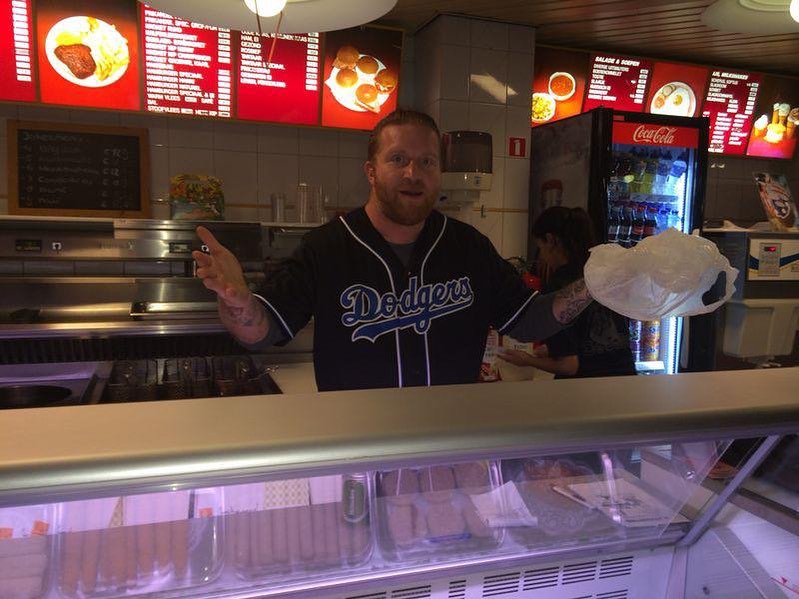 Waaaaa Junge ????? Komm doch ??? Was Jungeeeeee???😂😂🙋‍♂️🙋‍♂️

Heute fühle ich mich bisher beinahe durchgängig wie damals mit meinem @anotherunknowncreation @a.u.c.55 in der kleinen Snackbar in der Nähe von Rotterdam. 

Vollkommene Zufriedenheit und ich kann hier grad machen was ich möchte. 

Danke für die mega Momente die mich an trüben Tagen immer wieder aus dem Loch holen und an denen ich mir stolz sagen kann:

Das mein lieber Krebs … kannst dich biegen und brechen … das Gefühl nimmst du mir niemals weg ☺️✋✋✋ und es geht mir gut dabei …. 

Von Herzen wünsche ich euch auch sowas ☺️🙋‍♂️

#krebsisteinarschloch#darmkrebs#krebskämpfer #krebskrank #cancer #cancerfighter #lifestyle #lifeisgood #lifeisbeautiful #lifecoaching #paliativ #darmkrebs#lifeofadventure #love #selfie #healthylifestyle #healthy #gesundheit #gesundleben #krank #krankheit #lebensfreude #lebengenießen #lebensqualität #lebedeinleben #lebensmotto #fickdichkrebs #zitate