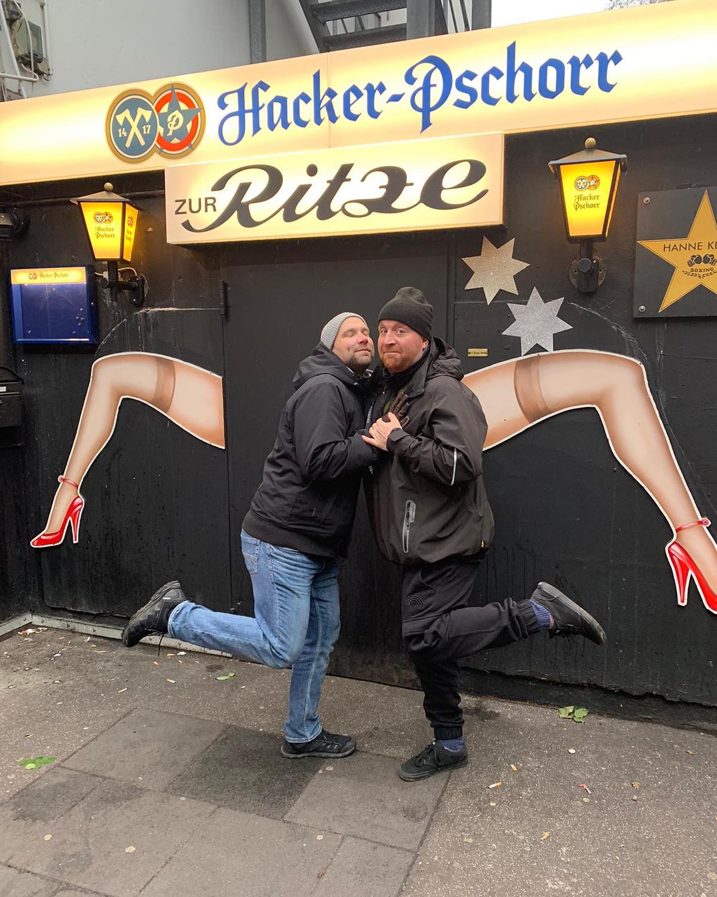 Unvergessen ♥️♥️

Jungs ich bin euch so unendlich dankbar. Wie toll einfach. Ich wurde nach Hamburg entführt. Standesgemäßes Hotel auf der Reeperbahn. Schöne Feier mit viel Lachen viel Essen Trinken Party und einfach mal kein Krebs haben. 

Kann das nicht in Worte fassen wie gut mir das tat ❤️❤️❤️❤️🚨🚨🚨👍👍👍

Unbedingt wieder 🤘🤘🤘 Punkrock und Heavy Metal 🎸 💪🏻

#darmkrebs#krebskämpfer #krebskrank #cancer #cancerfighter #lifestyle #lifeisgood #lifeisbeautiful #lifecoaching #paliativ #darmkrebs#lifeofadventure #love #selfie #healthylifestyle #healthy #gesundheit #gesundleben #krank #krankheit #lebensfreude #lebengenießen #lebensqualität #lebedeinleben #lebensmotto #fickdichkrebs #zitate