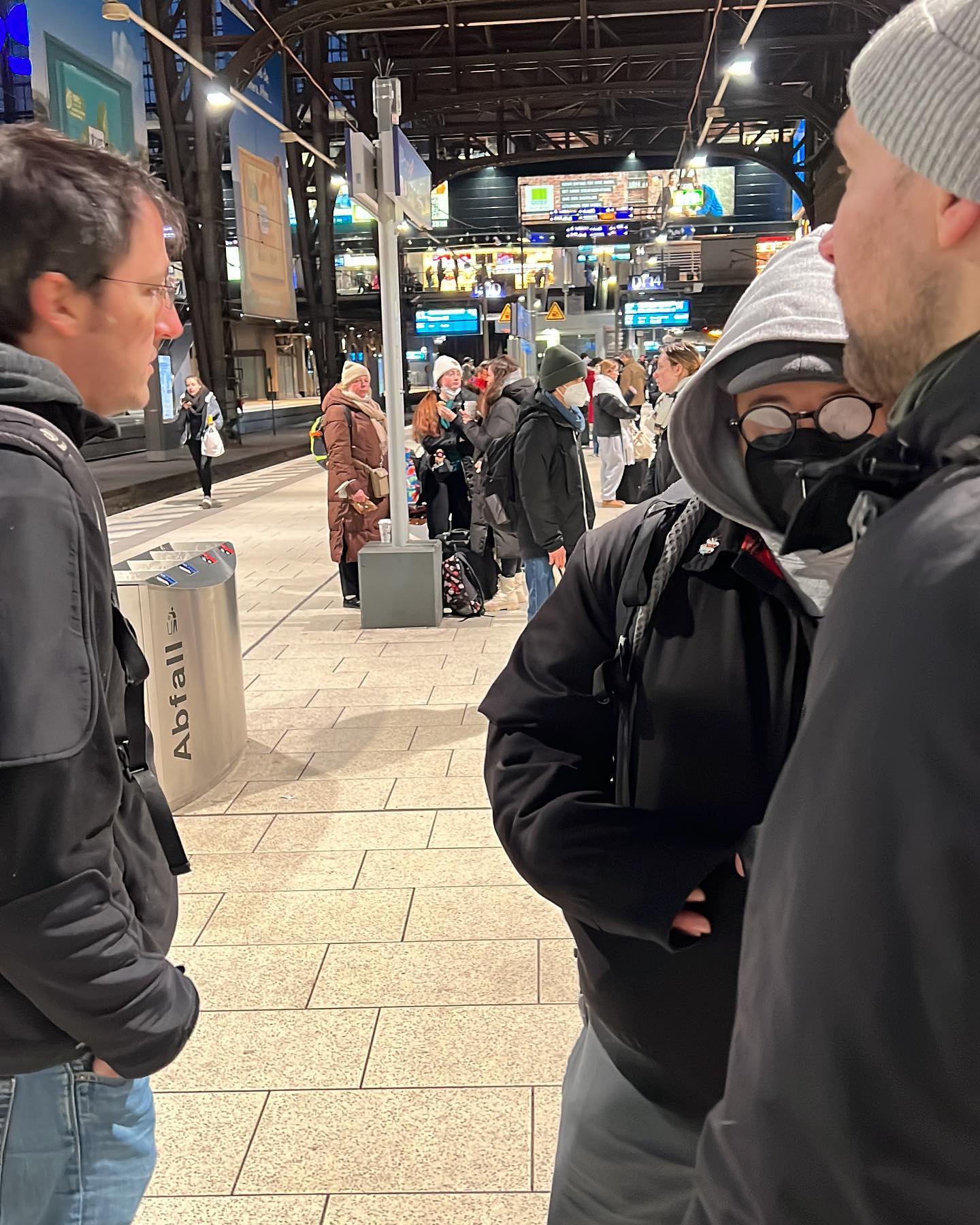 Unvergessen ♥️♥️

Jungs ich bin euch so unendlich dankbar. Wie toll einfach. Ich wurde nach Hamburg entführt. Standesgemäßes Hotel auf der Reeperbahn. Schöne Feier mit viel Lachen viel Essen Trinken Party und einfach mal kein Krebs haben. 

Kann das nicht in Worte fassen wie gut mir das tat ❤️❤️❤️❤️🚨🚨🚨👍👍👍

Unbedingt wieder 🤘🤘🤘 Punkrock und Heavy Metal 🎸 💪🏻

#darmkrebs#krebskämpfer #krebskrank #cancer #cancerfighter #lifestyle #lifeisgood #lifeisbeautiful #lifecoaching #paliativ #darmkrebs#lifeofadventure #love #selfie #healthylifestyle #healthy #gesundheit #gesundleben #krank #krankheit #lebensfreude #lebengenießen #lebensqualität #lebedeinleben #lebensmotto #fickdichkrebs #zitate