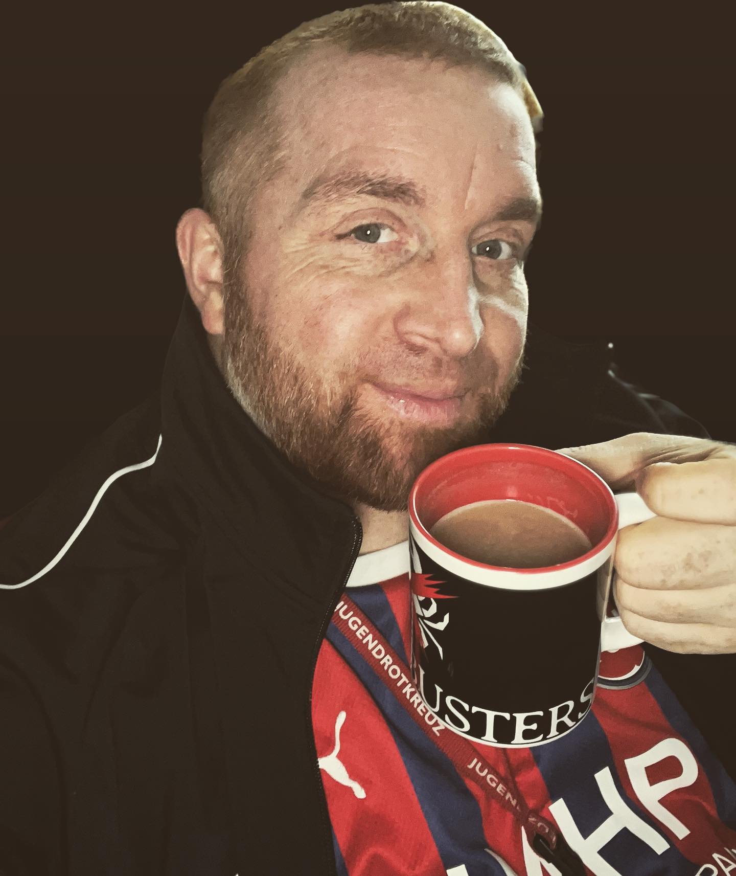 Wo ist mein Ergebnis dieser Arbeit ? Wo kann ich es messen ? Ich bin komplett fertig an so vielen Tagen von der Arbeit die ich mir dir habe. Doch sehe ich nichts ? Es ändert sich nichts ? Ich sehe keinen Fortschritt. 
Keine Tabelle und kein Chef und einfach niemand sagt dir ob du das heut gut gemacht hast. Keine Arbeitskollegen, keine Schüler sehen was du heute geleistet hast. Einfach niemand. Und so vergeht ein Jahr. Und immer wieder schaust du in den Spiegel…… und immer wieder bist du es der sich selbst hochpeitscht. In Gesellschaft klappt das super. Oft kommen schöne Sätze. Oft kommt ein Lob und viele Leute sind stolz auf mich. Ich sehe es. Und dennoch ist der Spiegel der einzige den ich morgens oder nachts habe. 

Was ist ein Krebskämpfer ? Ich frag mich das oft. Und hab ich nicht erst gelesen man soll sich immer wieder mal loben ? Man soll mal bewusst schauen was man jeden Tag macht. 

DIE WAHRE KUNST DES KREBSKÄMPFERS BESTEHT DARIN, DIE AKTUELLE SITUATION VOR DEM EIGENEN ICH AUSZUHALTEN.

Krass oder ? Selber erfunden 😉😉 aber hab ich recht ?

#krebsisteinarschloch #darmkrebs#krebskämpfer #krebskrank #cancer #cancerfighter #lifestyle #lifeisgood #lifeisbeautiful #lifecoaching #paliativ #darmkrebs#lifeofadventure #love #selfie #healthylifestyle #healthy #gesundheit #gesundleben #krank #krankheit #lebensfreude #lebengenießen #lebensqualität #lebedeinleben #lebensmotto #fickdichkrebs #zitate