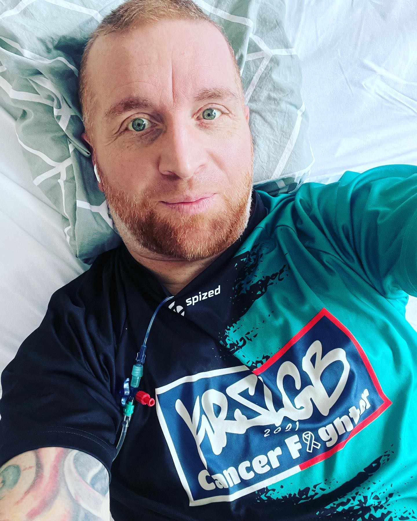 Da liegt er wieder auf Station. So richtig weiss man noch nicht wo es herkommt. Schmerzen an der rechten Flanke. Die Achsel fühlt sich warm an, die Seite sticht. Hinter dem Schulterblatt sind es teils unerträgliche Schmerzen. Ingesamt fühle ich mich nun aber ein klein wenig besser. Die Schmerzschübe gönnen mir längeren Pausen zum durchatmen. Die Intensität hat leicht nachgelassen. Meine Vermutung ist, ich wurde bei der ERCP vermutlich auf dem seitlichen Tumor gelagert sodass dieser auf den Nerv drückt und mir diese unheimlichen Schmerzen verursacht. Zum Glück ist nichts mit der Bandscheibe. Blutbild werde ich bald erfahren. Meine rechte Seite kann ich nun auch ganz leicht anfassen oder mit warmen Wasser mal ein wenig. Meine Frau hilft mir nachher beim waschen, zumindest wo ich halt unmöglich hinkomme. Grade im Moment fühle ich mich okay. Keine Bewegung, atmen … dann geht’s. Dennoch möchte ich mal auf dem Gang gehen ein Stück nachher.
Die anfänglichen Schwierigkeiten auf Station sind nun nun viel besser. Das Schmerz-Team war gestern auch noch da ( dank eines genialen Mitarbeiters der mir auch hier folgt) ♥️und ich denke wir haben zusammen was gutes entwickelt. Das dauert natürlich bis sich sowas einschleicht. 

Ich hoffe dass es jetzt bald mal in die richtige Richtung geht. Ich möchte so gern zu meiner Familie und in den Wald.

Das kämpfen lohnt sich … es geht immer irgendwie weiter … nicht die Geduld verlieren, stets den Fokus bewahren, bereit sein die Schmerzgrenzen auch zu überschreiten. 

Wir alle kämpfen dafür ♥️♥️

FUCK CANCER 🖕
KRESBLOGBUCH

#krebsisteinarschloch #darmkrebs#krebskämpfer #krebskrank #cancer #cancerfighter #lifestyle#cancerblogger #lifeisgood #lifeisbeautiful #lifecoachin #palliativ #darmkrebs#lifeofadventure #love #selfie #healthylifestyle #healthy #gesundheit #gesundleben #krank #krankheit #lebensfreude #lebengenießen #lebensqualität #lebedeinleben #lebensmotto #fickdichkrebs #zitate #fckcancer