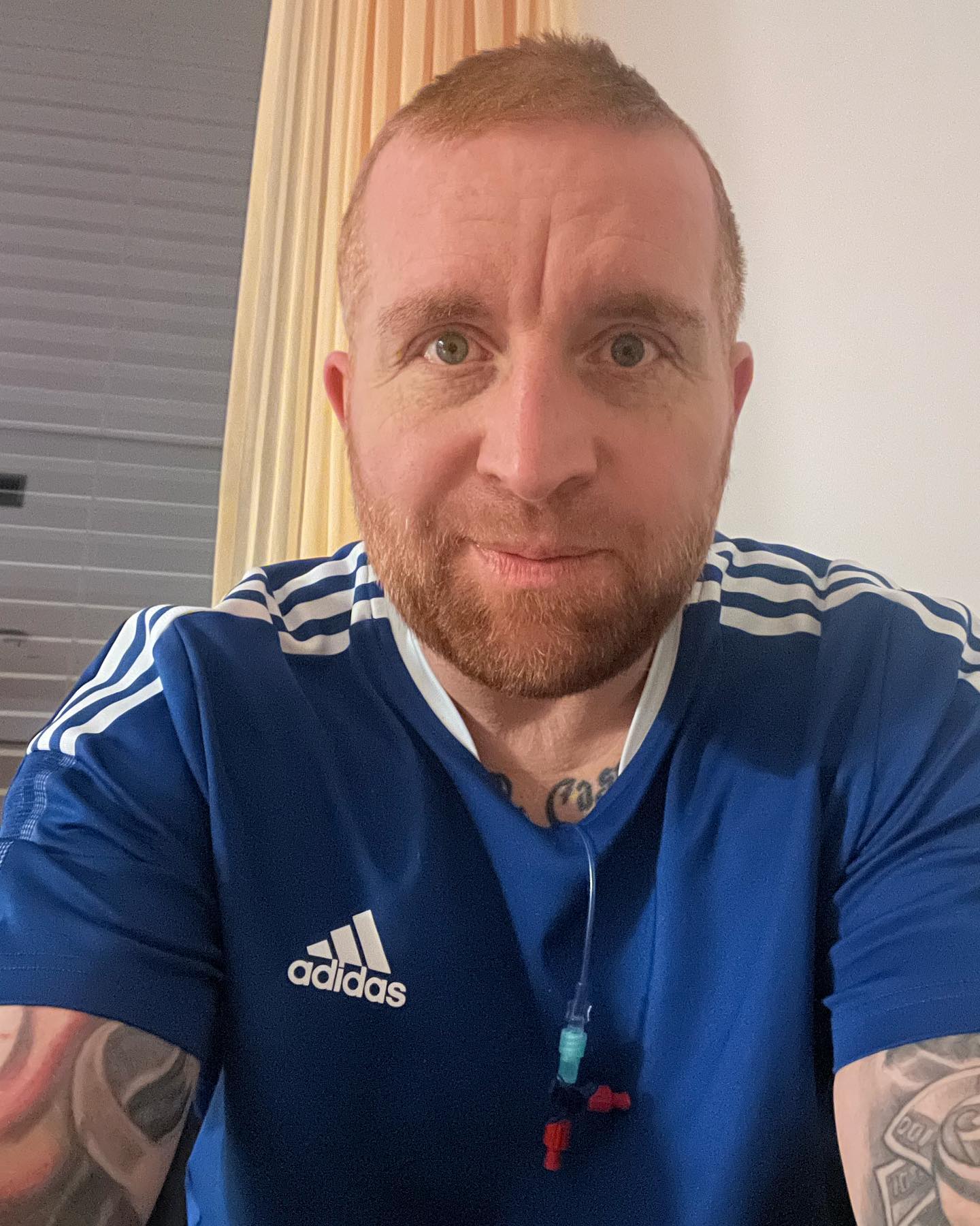 Hätte mir vor 5 Jahren jemand gesagt, du wirst mal auf der Palliativstation liegen, hätte ich wohl erstmal gegoogelt. Ziemlich schnell wäre ich dann erschrocken, und ich hätte eine Heidenangst gehabt. 

Heute bin ich hier .. ich hab mich so sehr gefreut darüber. 

Hier hat alles begonnen .. ein paar Zimmer weiter. Ein Trauma. Sie haben unheilbaren Krebs. 

Aber hier hat auch was begonnen. Mein Kampfgeist. Meine Hoffnung. Diese Pfleger und Schwestern vermitteln mir Sicherheit seit fast 2 Jahren bald. Sie geben sich alle so unsagbar Mühe. Trotz Krise, Personalmangel und alles was dieser Beruf psychisch noch mit sich bringt. Ein hoch auf diese Leute, die hier jeden Tag ihren Arsch aufreißen um es uns ( und keiner ist hier freiwillig und Patienten können abartige Kotzbrocken sein) so einfach und schön wie möglich zu machen. Und ja sowas muss mal gesagt werden. Danke 🙏 

Ich fühl mich einfach wohl, das ist hier mein zweites Zuhause und mein Platz der Hoffnung der Trauer 🙏😇

Hier hat ausnahmslos jeder den schwarzen Gürtel in Krankenpflege verdient 🤘💕

#krebsisteinarschloch #darmkrebs#krebskämpfer #krebskrank #cancer #cancerfighter #lifestyle#cancerblogger #lifeisgood #lifeisbeautiful #lifecoachin #palliativ #darmkrebs#lifeofadventure #love #selfie #healthylifestyle #healthy #gesundheit #gesundleben #krank #krankheit #lebensfreude #lebengenießen #lebensqualität #lebedeinleben #lebensmotto #fickdichkrebs #zitate #fckcancer