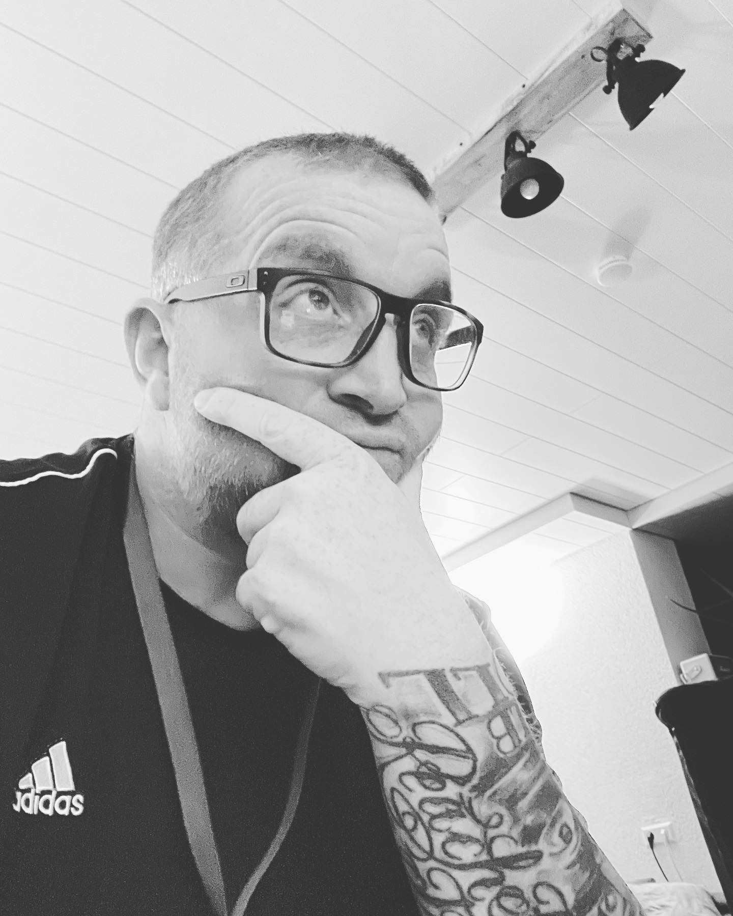 Ich hab doch keine Geduld….. eat sleep repeat … jeden Tag das gleiche … lange wach wegen Schmerzen…. Den ganzen Tag am Sack …. Müde … Ausgelaugt …. Die Laune am Boden langsam …. Trotzdem irgendwie nach vorne schauen … so eine nervige ätzende Prozedur … dieses heilen… zusammenwachsen wieder … für die nächste Op fit werden… für die nächste Chemotherapie Ready machen …. denn wenn ich wieder halbwegs fit bin geht’s in den nächsten Kampf… der mir alles abverlangen wird… 

Heute war ein beschissener Dreckstag… gestern war’s nicht besser …. Morgen wird’s auch nicht geil …. Aber besser… morgen nehm ich mir 2 kleine Sachen vor.. was mir gut tut … morgen hab ich auch Besprechung zur Strahlentherapie.. hab Angst … nicht vor Strahlenschädigung… hab Angst das es nix bringt…
Aber irgendwas muss man ja tun jetzt… mein Rücken pocht grade wieder … ich leg das Handy weg … 

Morgen wird ein besserer Tag… morgen muss ich wieder anpacken .. genug im Loch gesessen … morgen … bin zu schwach heute… heute Schlaf ich mich nochmal richtig aus … morgen … ich muss … sonst ändert sich nichts … mein Körper hat grad viel zu verarbeiten … dann mach was für den Kopf … morgen …
Hab ein Buch runtergeladen…
Das Höfe ich mir an … im Garten oder Wohnmobil.. egal wo .. morgen wird’s bestimmt ein wenig besser … 
Was für nen beschissnes Bild … aber so sieht man aus … aufm Sofa …. jetzt reichts 🙏😉😉😉👊🏽👊🏽👊🏽 aufstehen … 

#krebsisteinarschloch #darmkrebs#krebskämpfer #krebskrank #cancer #cancerfighter #lifestyle#cancerblogger #lifeisgood #lifeisbeautiful #lifecoachin #palliativ #darmkrebs#lifeofadventure #love #selfie #healthylifestyle #healthy #gesundheit #gesundleben #krank #krankheit #lebensfreude #lebengenießen #lebensqualität #lebedeinleben #lebensmotto #fickdichkrebs #zitate #fckcancer