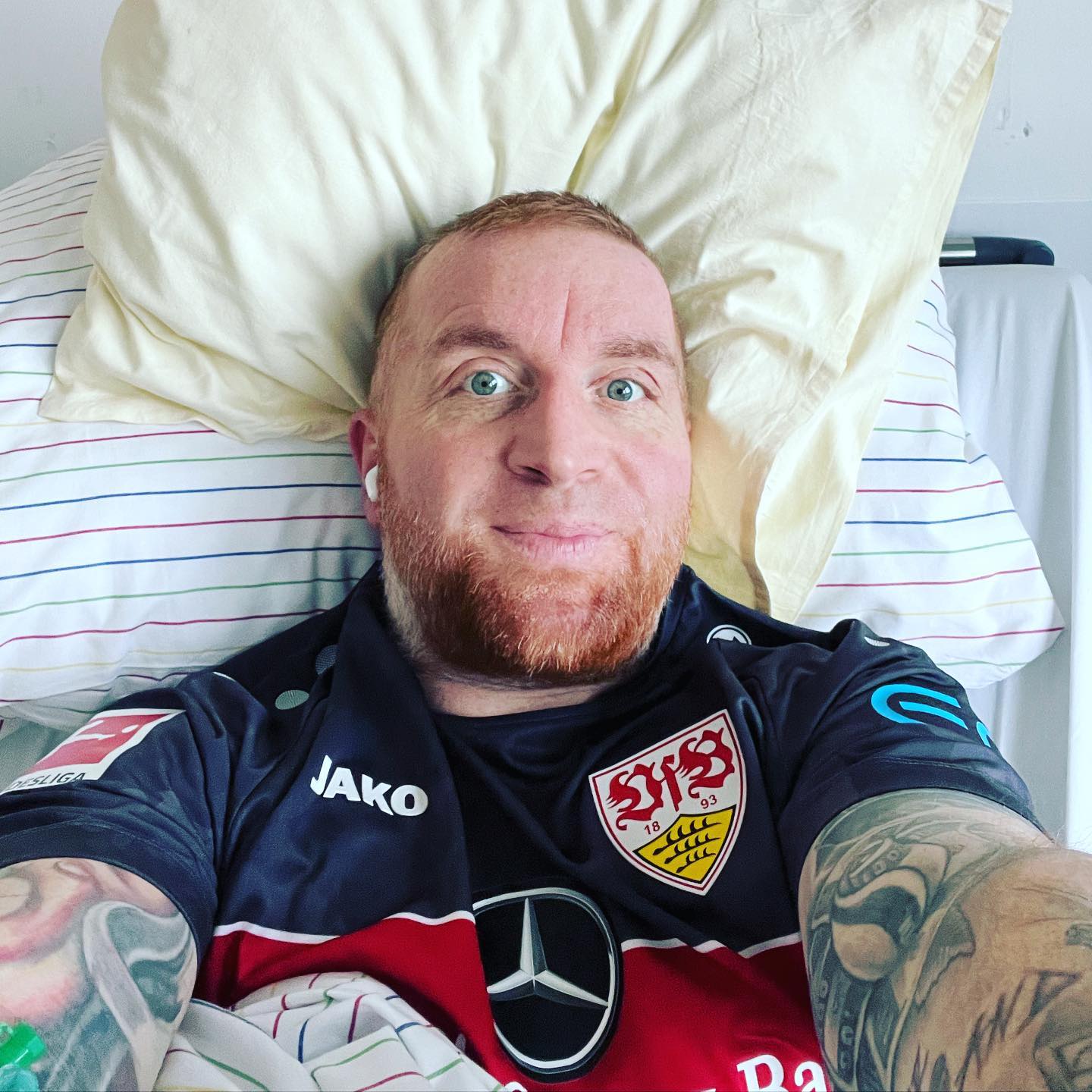 Da liegt er wieder …. ich war doch vorgestern noch mega fit. Konnte aufstehen, spazieren gehen mit meinen neuen Stöcken (das hilft mir wahnsinnig beim Gleichgewicht halten und meine Metastasen in den Achseln schmerzen dann kaum noch) … wir hatten nen schönen Abend. Ich wollte noch ein wenig Zeit für mich und YouTube am Abend. Saß auf dem Stuhl und hab mir Videos über selfmade Camper und Offroad angeschaut, meinem Lieblingsthema. Mit diesen Gedanken bin ich dann gegen 1:00 Uhr ins Bett. Hab geträumt vom nächsten Abenteuer. Dann gegen 3:00 wurde ich wach. Höllenschmerzen hinter dem rechten Schulterblatt. Also sofort aus dem Bett, ab ins Wohnzimmer. Oramorph wird’s richten, dachte ich mir. Ein ziemlich heftiger Opiat dass mir zwar die Schmerzen nimmt aber der Magen hat da keine Lust, auch der Kreislauf. 
Nichts geholfen, nach 40min hab ich unter Tränen meine Frau geweckt. Ich konnte nicht mehr. Diese Schmerzattacken sind einfach krass. Von jetzt auf nachher. Du kannst dich nicht vorbereiten. Ich hatte richtig keine Lust. Wieder Krankenhaus, wieder Nadeln wieder alles von vorn. Der Helfer vor Ort war ziemlich schnell da, allerdings wurde auch klar dass ohne Zugang und ohne was stärkerem was ich bereits eingenommen habe, war nichts zu machen. Dann kam der Notarzt. Zugang und Sufenta. Ich sagte, ich könnte damit aufstehen und laufen wenn mich jemand stützt, dann sparen wir uns die Trage in die Wohnung und schmerzen beim lagern usw. Mittlerweile sind die Notärzte wirklich super zugänglich und ziehen nicht ihr Ding durch und lenken ein und wissen dass man auch als Patient Erfahrungen hat, wenn man das Spiel schon 10 mal durch hat. Angekommen im Krankenwagen gabs noch 4 mal Nachschlag bis ich dann wirklich schmerzfrei war. …. da liegt er nun …
Bald darf ich heim … nach der Strahlentherapie nachher.

#krebsisteinarschloch #darmkrebs#krebskämpfer #krebskrank #cancer #cancerfighter #lifestyle#cancerblogger #lifeisgood #lifeisbeautiful #lifecoachin #palliativ #darmkrebs#lifeofadventure #love #selfie #healthylifestyle #healthy #gesundheit #gesundleben #krank #krankheit #lebensfreude #lebengenießen #lebensqualität #lebedeinleben #lebensmotto #fickdichkrebs #zitate #fckcancer