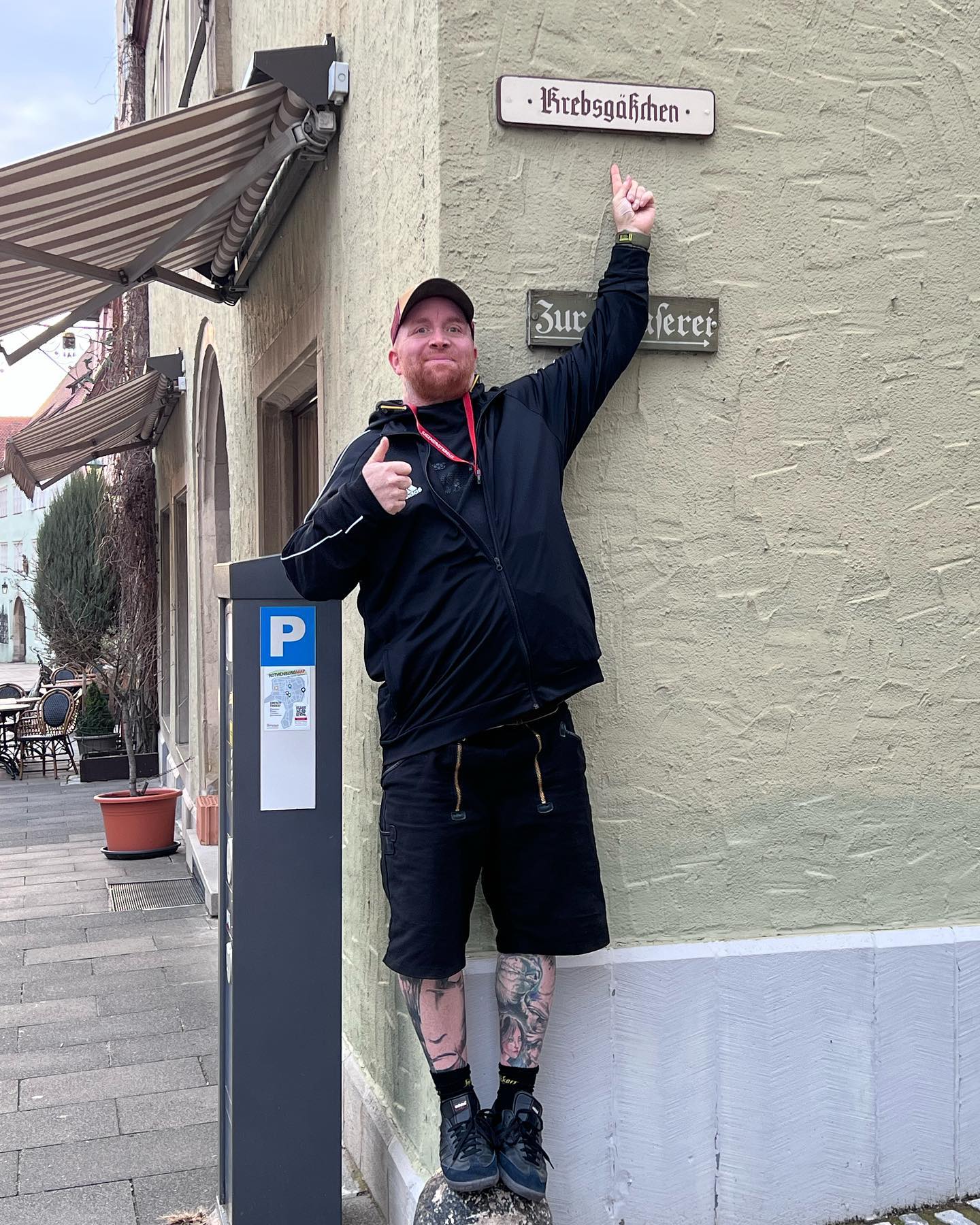 Ein kleiner Ausflug ins Krebsgäßchen 🙋‍♂️😊

Was für ein schöner Tag und obgleich ich 2 Tage später wieder im Krankenhaus lag, hat sich jede Sekunde gelohnt. 

Hätte ich diese Momente nicht, wüsste ich nicht für was sich denn lohnt auszustehen nachdem mich diese Krankheit wieder niedergestreckt hat. Und wenn du mich noch 30mal in die Knie zwingst, diese Momente nehm ich mir, und werde dich auslachen und diese Tage 5 mal mehr genießen aus trotz. 

Niemals werde ich nachgeben 🙋‍♂️🥰🥰

#krebsisteinarschloch #darmkrebs#krebskämpfer #krebskrank #cancer #cancerfighter #lifestyle#cancerblogger #lifeisgood #lifeisbeautiful #lifecoachin #palliativ #darmkrebs#lifeofadventure #love #selfie #healthylifestyle #healthy #gesundheit #gesundleben #krank #krankheit #lebensfreude #lebengenießen #lebensqualität #lebedeinleben #lebensmotto #fickdichkrebs #zitate #fckcancer