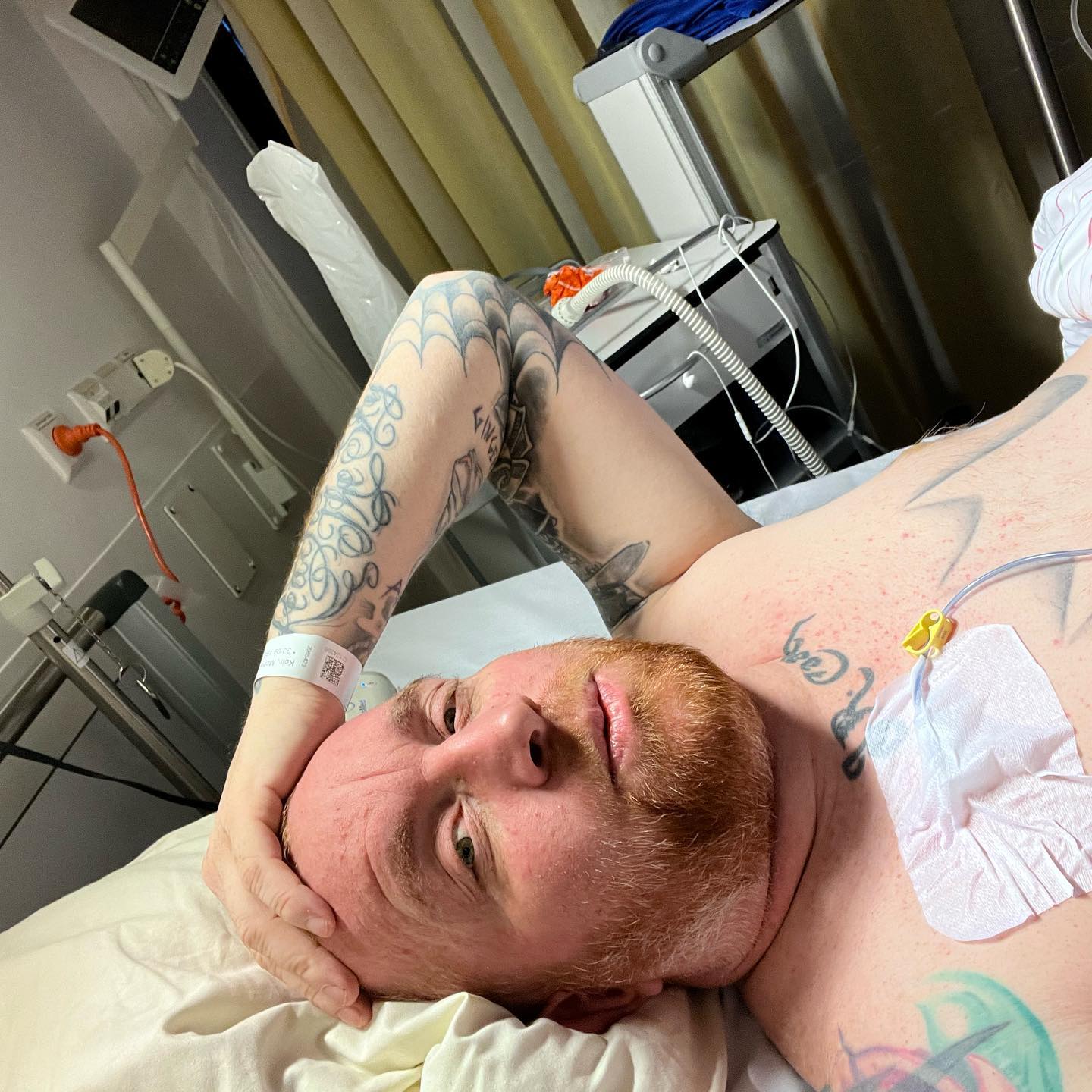 Schwerzen sind einfach was ätzendes. So richtig weiß man nicht woher , dennoch wird natürlich geschaut nach der Ursache.
Auf dem Bild geht’s mir jetzt nicht so prickelnd, aber während einer richtigen Schmerzattacke hab ich keine Kraft und da ist mir Instagram egal. Es sind heftige Momente und man hofft immer darauf das wird schon, bis zur nächsten. Ich bin dennoch guter Dinge, dass wir hier bald mal nen Knopf hinbekommen und ich mal ein wenig besser daherkomme. 
Schmerzlichen Dank für alle lieben Grüße und Nachrichten.
Aktuell hab ich keine Kraft alle zu beantworten, die brauch ich grad einfach zum am klar kommen. 

Freu mich schon wenn ich mal wieder schmerzfrei mit meine liebsten durch den Wald pimmeln kann 🫶😀

Vielen Dank 🙏 

Erst einmal ganz viel Kraft tanken ….

#krebsisteinarschloch #darmkrebs#krebskämpfer #krebskrank #cancer #cancerfighter #lifestyle#cancerblogger #lifeisgood #lifeisbeautiful #lifecoachin #palliativ #darmkrebs#lifeofadventure #love #selfie #healthylifestyle #healthy #gesundheit #gesundleben #krank #krankheit #lebensfreude #lebengenießen #lebensqualität #lebedeinleben #lebensmotto #fickdichkrebs #zitate #fckcancer