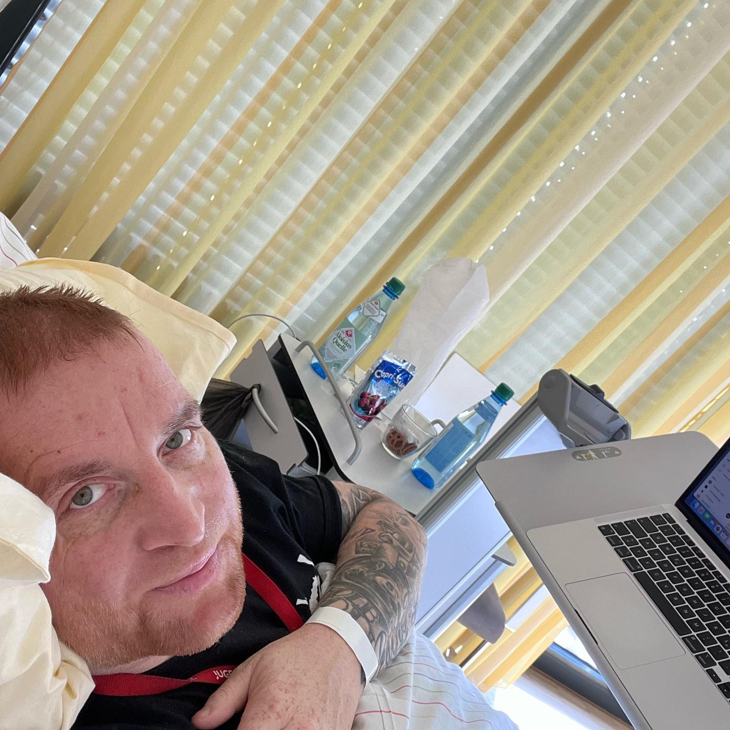 Und da lieg ich nun. Ostermontag, Sonnenschein, zuhause steht der Camper. Meine Familie. Mein Jogi und einfach mein Zuhause. Ich hasse diese Körper manchmal. Ich würde ihn gern mal abgeben für ne Woche und wegfahren mit der kompletten Familie an einen See und grillen und Arsch lecken. Ich weiß das ist utopisch. Leider. Diese verfluchten Schmerzen. Manchmal schrei ich so sehr in mich rein, dass ich den Schmerz für kurze Zeit gar nicht wahrnehme, weil ich mich so wütend macht. Hör halt einfach auf. Mir reicht Schwindel Durchfall und ab und an Spucken (endlose Geschichte) aber reicht mir doch jetzt mal. Ich hab es auch mal verdient langsam nach diesen ganzen Horrotripps.
 Und trotzdem muss ich die Laune behalten, ich muss aufrecht gehen, den Kopf nach oben und immer sagen, noch 2 Schritte los du packst das … wie sehr hasst du dies und wie sehr hasst du das los du schaffst es … und jetzt mein Freund… das gleich zurück … alles für ne Tasse Tee und 30 Meter laufen…. Scheiss die Wand an … du packst das jetzt … das hält DICH nicht auf Kolbe. Und ja ich weiß .. bald hab ich das hinter mir. 

Es ist ein echter Kampf Leute… du alleine mit deinem Kopf VS. Krebs und ekelhafte Schmerzen. 

Ich gewinne 🔥🔥🔥🔥🖕🖕nächste Runde .. du kannst garnix du Scheiss Krebs 🖕 lächerlich …

#krebsisteinarschloch #darmkrebs#krebskämpfer #krebskrank #cancer #cancerfighter #lifestyle#cancerblogger #lifeisgood #lifeisbeautiful #lifecoachin #palliativ #darmkrebs#lifeofadventure #love #selfie #healthylifestyle #healthy #gesundheit #gesundleben #krank #krankheit #lebensfreude #lebengenießen #lebensqualität #lebedeinleben #lebensmotto #fickdichkrebs #zitate 
#fckcancer