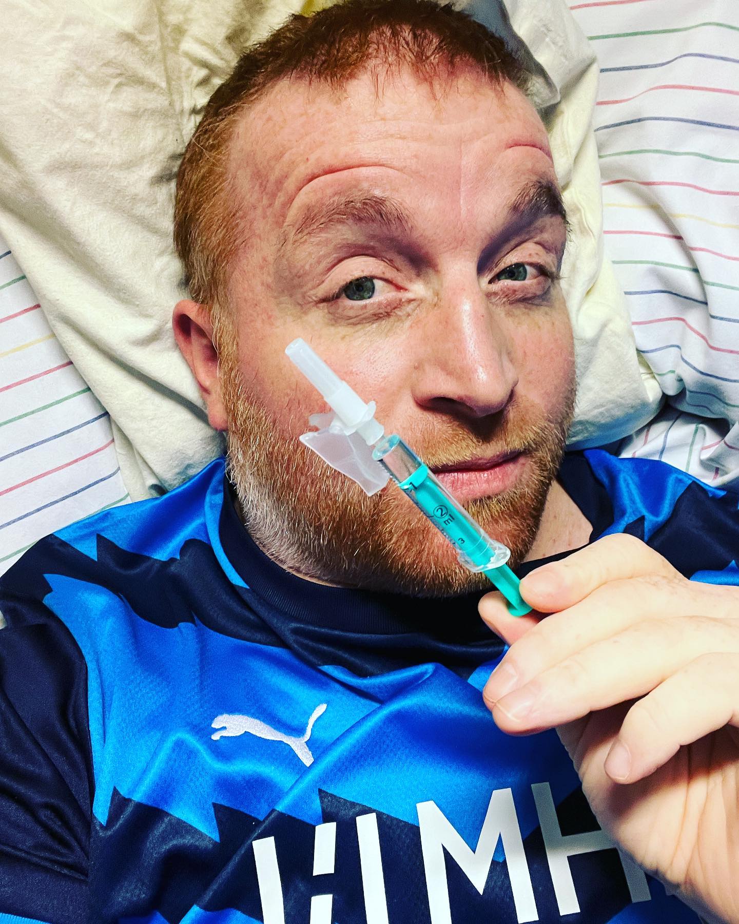 Hätte mir vor 3 Jahren jemand gesagt zum Abendbrot spritzt du dir Morphium in den Wannst und davor gibt’s noch lecker Vomex usw … dann hätte ich ihn ausgelacht….

Heut ist es aber so … und danke muss ich klar kommen…. Spontan sein … und es kommt wieder einer andere Phase wo es vielleicht nicht gebraucht wird…. 

Jedenfalls, Schmerzen im Griff. Spucken im Griff, Kreislauf darf noch bisschen mehr kommen von dir. 😀✋

Tja Krebs … netter Versuch … morgen geh ich in den Wald und du kannst nix dagegen tun 💪🏻💪🏻💪🏻🥂

Ja auf dem Bild seh ich kacke aus … mit Schmerzen gewinnt man halt kein Modelvetrag …
. 

#krebsisteinarschloch #darmkrebs#krebskämpfer #krebskrank #cancer #cancerfighter #lifestyle#cancerblogger #lifeisgood #lifeisbeautiful #lifecoachin #palliativ #darmkrebs#lifeofadventure #love #selfie #healthylifestyle #healthy #gesundheit #gesundleben #krank #krankheit #lebensfreude #lebengenießen #lebensqualität #lebedeinleben #lebensmotto #fickdichkrebs #zitate 
#fckcancer