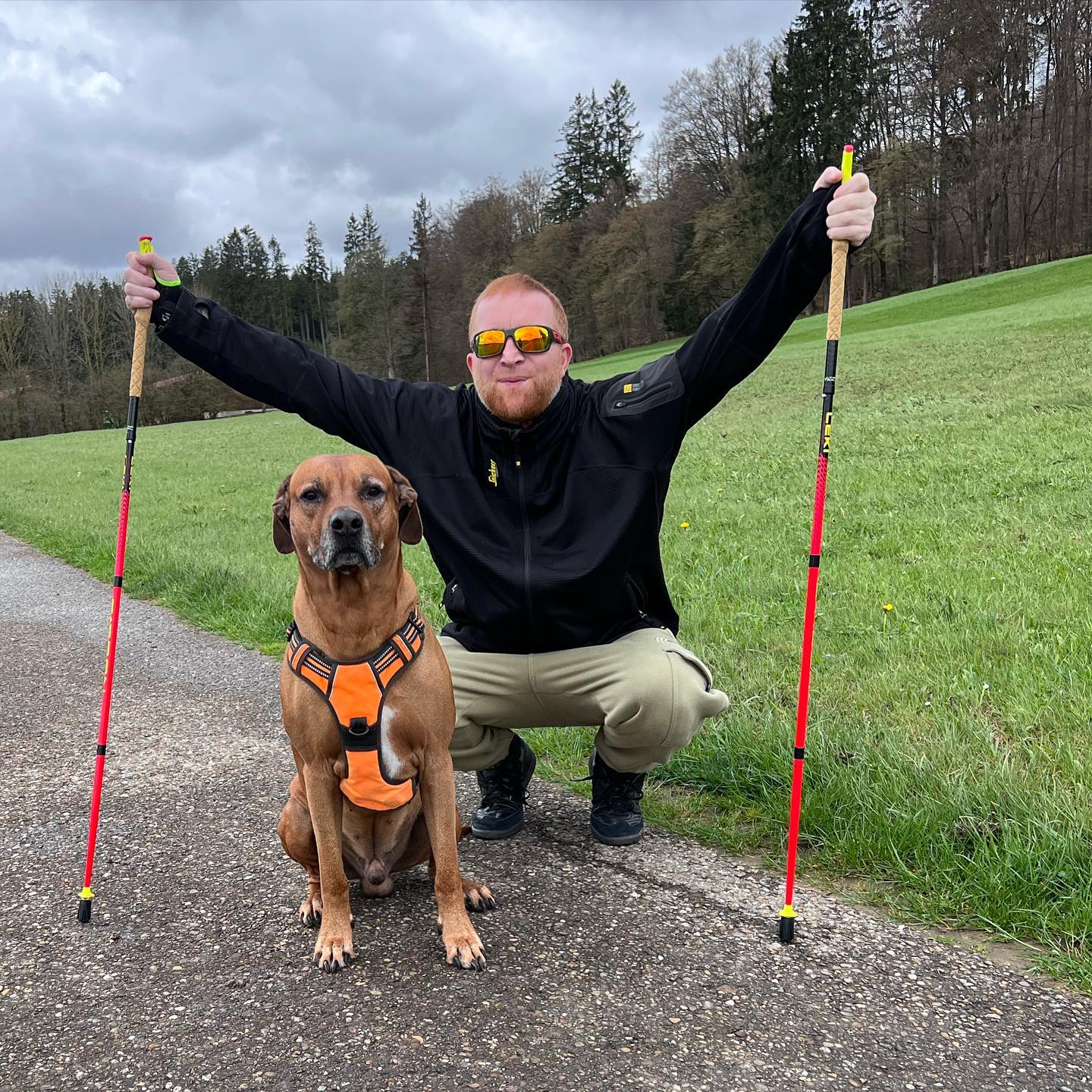 Einer meiner härtesten Kämpfe zur Zeit. 

Immer einmal mehr aufstehen wie dich dieser Krebs niederdrückt. 

Entgegen dem zu erwartenden stehen. Nach dem Erbrechen das Eis weiter essen.

Nach der schmerzhaften Nacht trotzdem kurz in der Garten. 

Nach dem Schwindel und der Übelkeit trotzdem das Essen genießen, und sich nichts verbieten.

Nach jedem Tag lachend mit deiner Familie einschlafen …..

Mir geht’s besser als gestern ….. scheiss drauf was ich vor 12 Wochen oder 5 Jahren noch konnte….. es geht um morgen und die Realität….

 Und so schaffe ich es jeden Tag diesem Arschloch Krebs meine tiefste Abneigung zu zeigen 🫵 🦀🖕

So komme ich voran…. Mir egal wie es aussieht…. Solang es klappt 😎😀🤓🍿❤️🫵

#krebsisteinarschloch #darmkrebs#krebskämpfer #krebskrank #cancer #cancerfighter #lifestyle#cancerblogger #lifeisgood #lifeisbeautiful #lifecoachin #palliativ #darmkrebs#lifeofadventure #love #selfie #healthylifestyle #healthy #gesundheit #gesundleben #krank #krankheit #lebensfreude #lebengenießen #lebensqualität #lebedeinleben #lebensmotto #fickdichkrebs #zitate 
#fckcancer