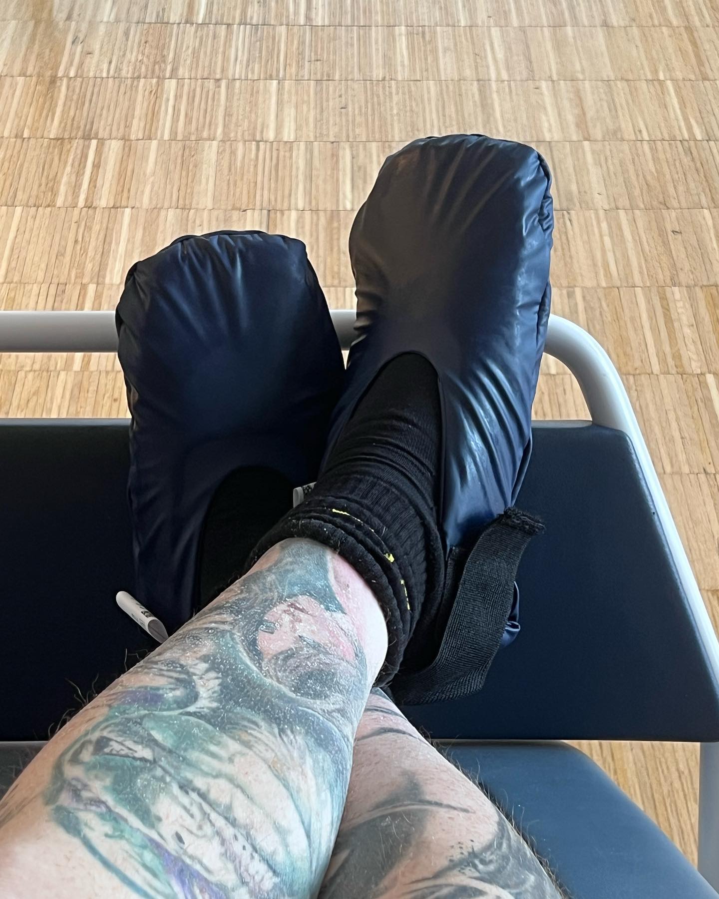 Zyklus 1 meiner neuen Chemotherapie. Zunächst mal auf unbestimmt bis zum nächsten CT in 12 Wochen.
Und gleichzeitig meine Bewerbung als Torwart beim FC Heidenheim. 

Mir ging’s bisher echt gut. 2 Brezel 2 mal Kaffee 1 Liter Wasser. Alles bleibt drinne. Die Kühl Handschuhe sind super angenehm und können mir meine Nerven an Händen und Füßen ein wenig beruhigen. Alles kann nix muss, trotzdem angenehm. Mein komplettes C8 Team immer wieder vorbeigeflitzt und jeder hat nen coolen Spruch geschickt und bekommen. 

Insgesamt bin ich bisher zufrieden. Die Nebenwirkungen werde sicher morgen und am Donnerstag sich langsam melden. Aber ich sag mal so… schlimmer wie meine Schmerzen die ich hatte und mein Spuckifatzimagen während ich so viele Opiate hatte plus Durchfall…. Schlimmer wird’s definitiv nicht. Irgendwas ist ja immer … aber ich werde auch darüber lächeln und mein Ding weiter durchziehen … grinsend mit einem Stinkefinger diese Zeit rocken 🎸 und immer versuchen nebenbei noch ein guter Mann Sohn Bruder Cousin Freund und Bekannter zu sein. So gut ich kann und jederzeit.

Der Kampf ist eröffnet wieder …. Lets do this …

Mein Ziel für morgen:
 Spazieren gehen im Wald …. Mein Ziel für heute….relaxen… Schläfchen… gutes Essen und viel Freude und Liebe…

Bis dann ihr … meine Lieblings-Stalker ….

Achja an meine Zukünftigen FCH Mannschaftskollegen:

Ich kann gut grillen und bin gesellig ❤️
 
#krebsisteinarschloch #darmkrebs#krebskämpfer #krebskrank #cancer #cancerfighter #lifestyle#cancerblogger #lifeisgood #lifeisbeautiful #lifecoachin #palliativ #darmkrebs#lifeofadventure #love #selfie #healthylifestyle #healthy #gesundheit #gesundleben #krank #krankheit #lebensfreude #lebengenießen #lebensqualität #lebedeinleben #lebensmotto #fickdichkrebs #zitate 
#fckcancer