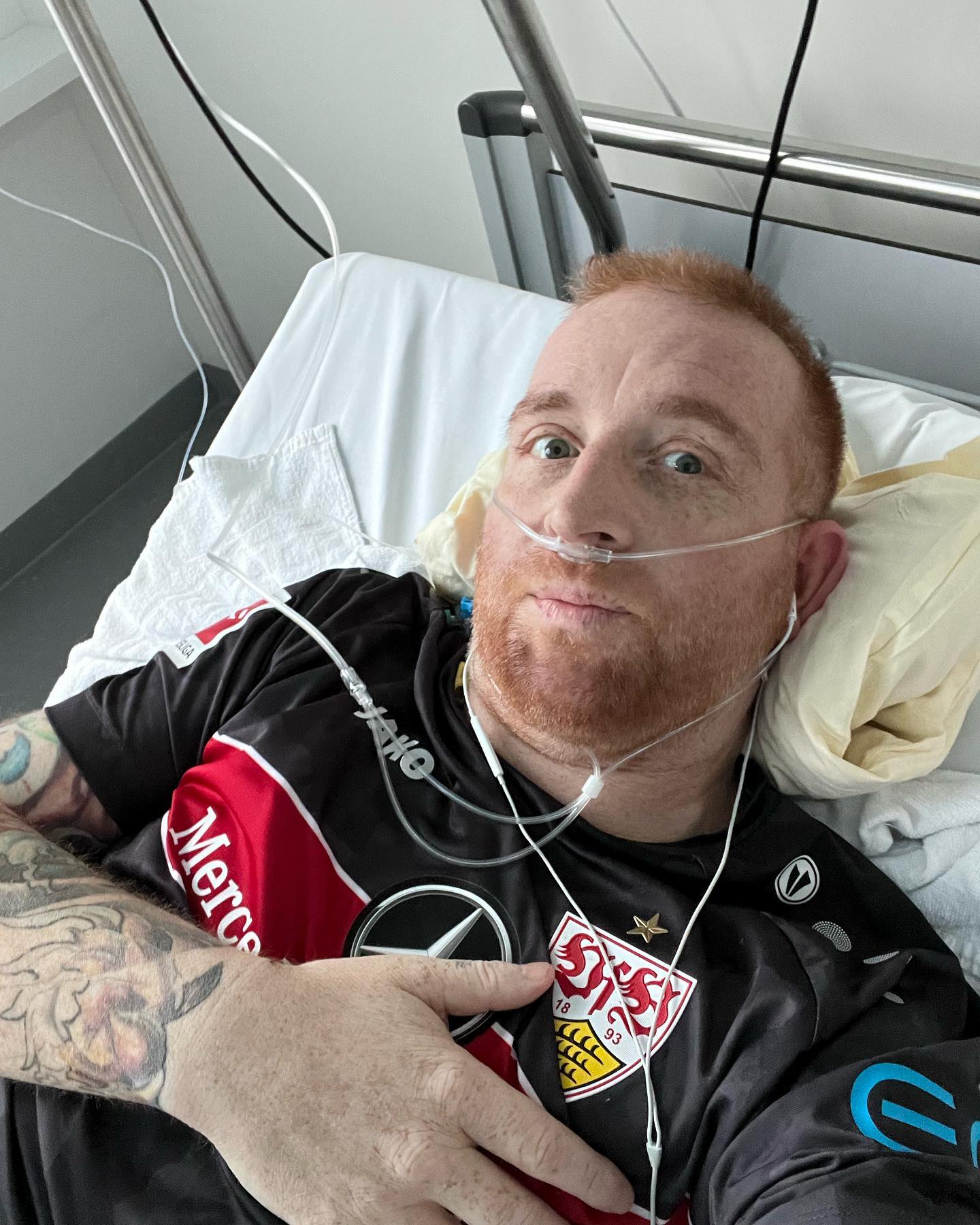 Moinsen. Ich bin immer noch am fighten und im stillen. Ich kann aktuell einfach keine Nachrichten beantworten weil alles verschwimmt und so viel Kraft kostet. Bisschen Podcast hören chillen, mehr geht halt nicht. Der Schmerztkatheter wurde gezogen, wieder ein Kabel weniger 😁🙏

Bin wirklich superschnell erschöpft wenn ich zb aufs WC muss, ist erstmal Ruhen angesagt. 

Der Bauchschnitt war circa 30cm wieder und geklammert. verheilt bisher super, aber schmerzt natürlich auch bei jedem Niesen aufstehen usw. 
Der 3e jetzt 🫣 also ich hätte genug. 

Ich hoffe ihr hattet nen tollen Feiertag und konntet was machen.

Mein besonderer Gruß geht heute raus an die Menschen, die grad ebenfalls flach liegen und sich wieder von gefühlt Null aufrappeln müssen.

Danke für die ganzen Nachrichten ich hoffe bald mal ein paar beantworten zu können. Aber selbst dieser Text hat mich jetzt fast ne halbe Stunden gekostet 🫣🤣 …

Warten und zusammenheilen 

#krebsisteinarschloch #darmkrebs#krebskämpfer #krebskrank #cancer #cancerfighter #lifestyle#cancerblogger #lifeisgood #lifeisbeautiful #lifecoachin #palliativ #darmkrebs#lifeofadventure #love #selfie #healthylifestyle #healthy #gesundheit #gesundleben #krank #krankheit #lebensfreude #lebengenießen #lebensqualität #lebedeinleben #lebensmotto #fickdichkrebs #zitate 
#fckcancer