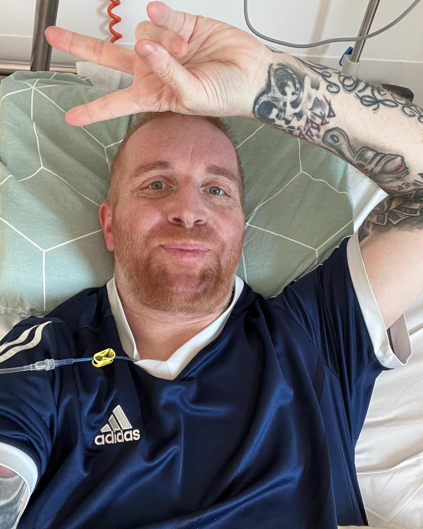 Heute wurden schon die Klammern vom Bauchschnitt entfernt. Ein tolles Gefühl. Wieder ein Stück geschafft. Mir geht’s heut gut. Mein Magen und Darm brauchen noch ein bisschen Anlauf, aber das legt sich auch bald. Ich konnte ein wenig aufm dem Gang laufen.

Ich hatte erst eine nennenswerte Schmerzattacke seit der Operation. Das macht mich so glücklich grade. Vielleicht ist der Horror nun mal ein wenig besser, vielleicht kann ich jetzt mal durchatmen, vielleicht hab ich bald wieder meine Familie um mich, vielleicht können wir dann eine schöne Zeit haben.

Hätte es langsam echt verdient nach dem ganzen Horror der letzten Wochen und Monate. 

Die Bauchnarbe ist ja Pipifax im Gegensatz zu den Attacken. Das ist ja quasi nen 30cm Kratzerle. 🤣

Ich freu mich so auf nächste Woche …. Ich hoffe ich kann dann heim und ein paar Tage durchatmen, bis die Chemotherapie weitergeht. Kraft tanken, im Wald und am Lagerfeuer. 

Ich wünsche es mir so sehr 🙏🙏🙏 das wäre echt ein Traum…

😘❤️🫶 bald bald bald … Geduld und die Ärmel hoch 💪🏻

#krebsisteinarschloch #darmkrebs#krebskämpfer #krebskrank #cancer #cancerfighter #lifestyle#cancerblogger #lifeisgood #lifeisbeautiful #lifecoachin #palliativ #darmkrebs#lifeofadventure #love #selfie #healthylifestyle #healthy #gesundheit #gesundleben #krank #krankheit #lebensfreude #lebengenießen #lebensqualität #lebedeinleben #lebensmotto #fickdichkrebs #zitate 
#fckcancer