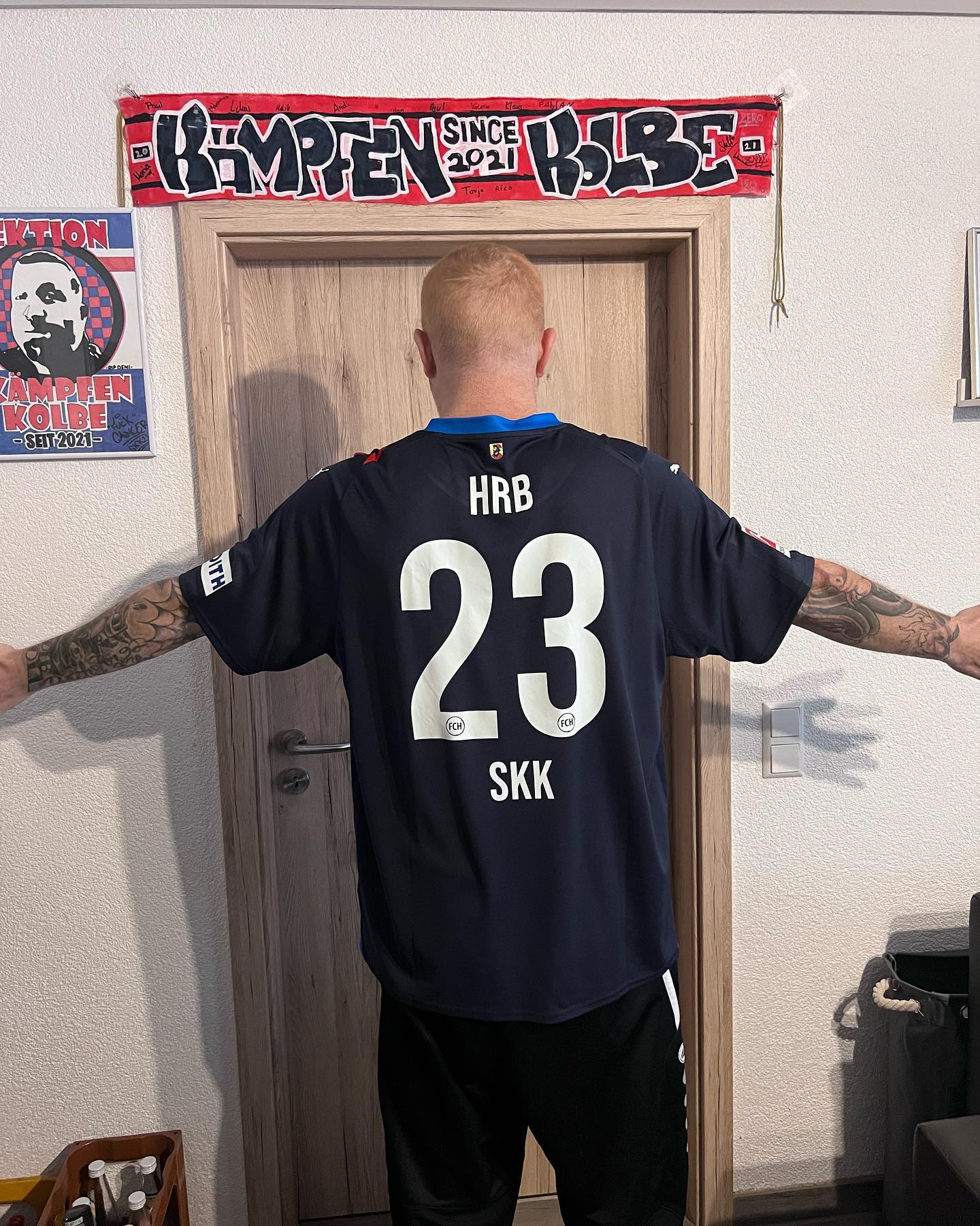 Ich einfach das neue Trikot bekommen vom besten Fanclub der Welt @hoirna_rot_blau_23 
Tausend Dank…

HRB Hoirna Rot Blau
SKK Sektion Kämpfen Kolbe
Bundesliga wir kommen … ihr seid wirklich der Wahnsinn. Danke ❤️❤️❤️

#krebsisteinarschloch #darmkrebs#krebskämpfer #krebskrank #cancer #mutmacher #cancerfighter #lifestyle#cancerblogger #lifeisgood #lifeisbeautiful #lifecoachin #palliativ #darmkrebs#lifeofadventure #dasistpalliativ #selfie #healthylifestyle #healthy #gesundheit #gesundleben #krank #krankheit #lebensfreude #darmkrebskämpfer #krebskrank  #cancerfighter #lebedeinleben #lebensmotto #fickdichkrebs #zitate 
#fckcancer