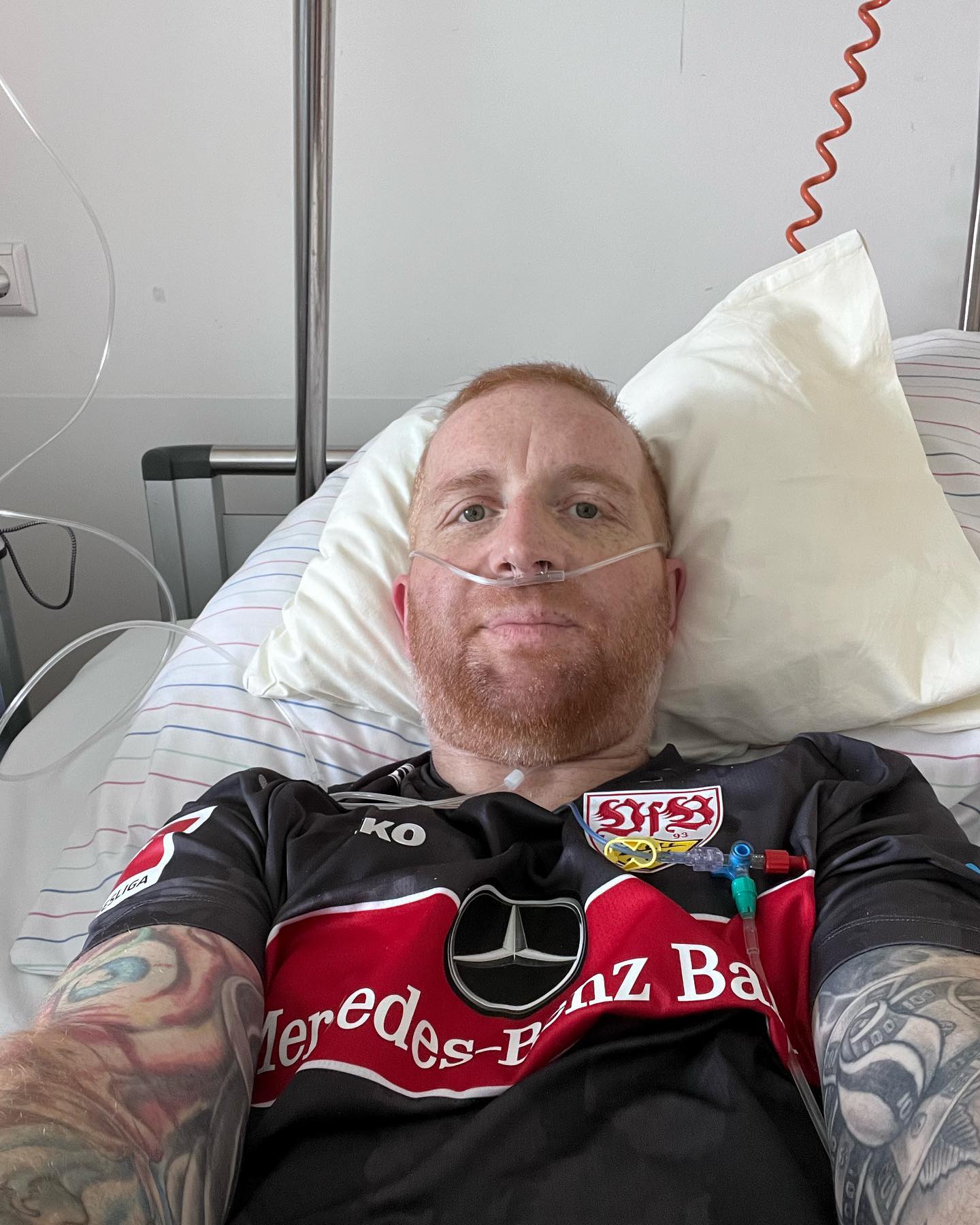 Schi Scha Schemotherapie. 

Dieses Mal stationär. Bisher wirklich okay und die Nebenwirkungen lassen sich aushalten. Vergleichbar mit der ersten Chemo die ich hatte 2021. 

Der Antikörper lief circa 10min und musste dann abgebrochen werden. Ich habe es versucht aber hatte sofort Atemnot und mir war unfassbar schwindlig und ich hatte das Gefühl bald wegzuklappen. Wir haben ihn jetzt weggelassen und ich merke wie es mir besser geht. Trotz Oxaliplatin. 
Ich bin auf morgen und übermorgen gespannt, dann sollte es mir mit Glück wieder gut gehen.

Zur nächsten Chemotherapie wird es einen neuen Antikörper geben, der ebenfalls erstmal stationär getestet wird. Für mich geht das okay. Hier bin ich gut aufgehoben falls was sein sollte.

Ich denke nach dem 2-3 Zyklus sollte sich der Körper auch besser daran gewöhnt haben 😉😉 und ich kann die Chemo wieder ambulant machen. 

Alles in allem ist es trotzdem ne eklige Kacke und bekommt von mir keine 🌹 Rose und darf nicht zum Recall …. Chemo ist anstrengend und brauche alle Kraft die man hat 🤞😘😘😉😉 alle Power und alle Konzentration. Man ist müde schlapp hat immer irgendwie irgendwo Schmerzen. Hände gribbeln keine Konzention, man friert und schwitzt gleichzeitig. Es ist ein Kampf. Und trotzdem macht man alles um weiterhin am Leben teilnehmen zu können 🙏😀😀😀

Bald geht’s nach Hause wenn’s gut läuft und ich hab ein paar Tage Pause und kann meine Energie wieder auf Leben einstellen 😉😉🤞

#krebsisteinarschloch #darmkrebs#krebskämpfer #krebskrank #cancer #mutmacher #cancerfighter #lifestyle#cancerblogger #lifeisgood #lifeisbeautiful #lifecoachin #palliativ #darmkrebs#lifeofadventure #dasistpalliativ #selfie #healthylifestyle #healthy #gesundheit #gesundleben #krank #krankheit #lebensfreude #darmkrebskämpfer #krebskrank  #cancerfighter #lebedeinleben #lebensmotto #fickdichkrebs #zitate 
#fckcancer