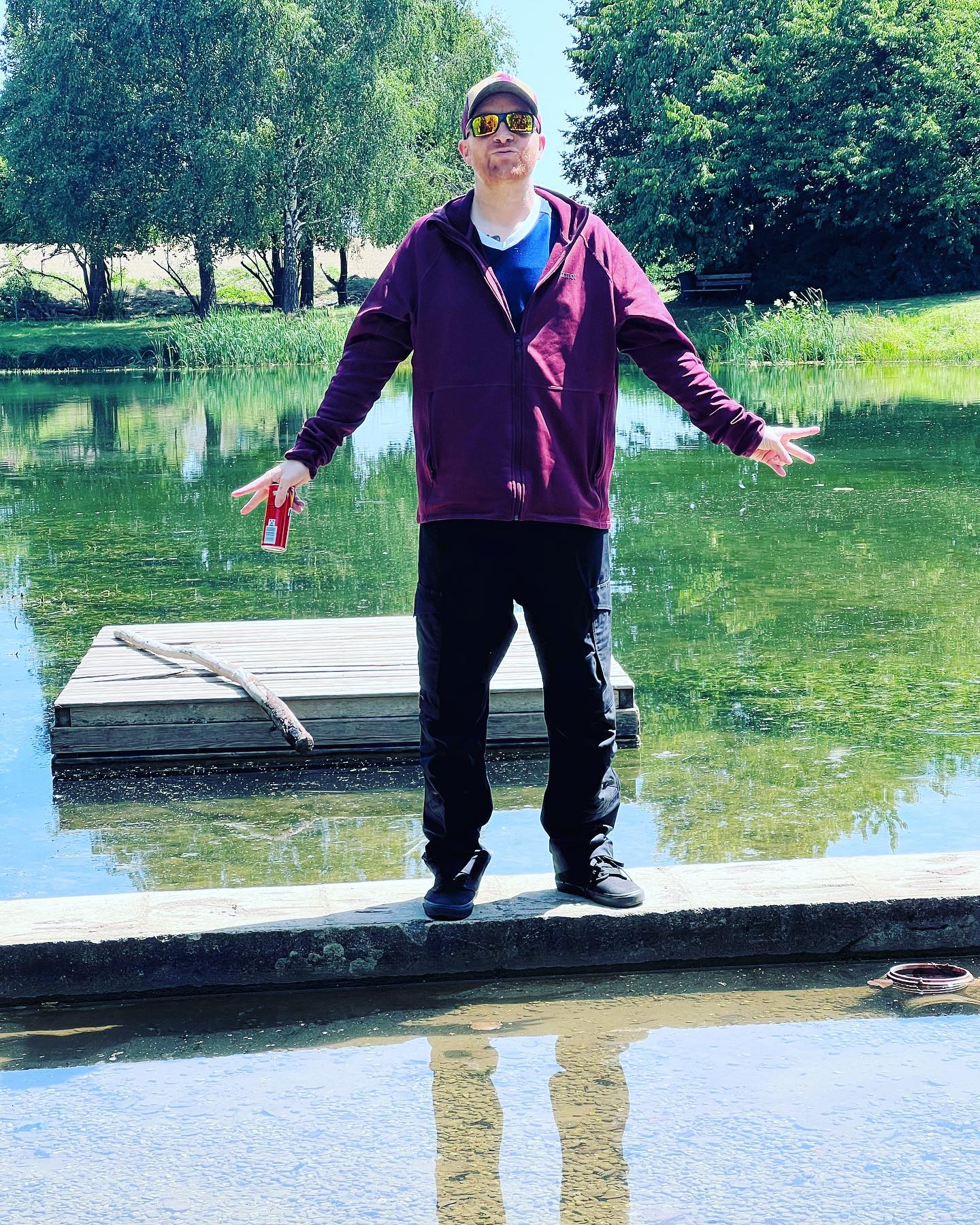 Und hab ich wieder ein Stück zum glücklich sein Dank meiner lieben Frau @tantejani gefunden. 

Als ich Sie vorgestern fragte: 

Hey ich bin ja so traurig und auch manchmal sauer und wütend dass ich so viel Dinge nicht kann. Ich muss so viel absagen. Wir müssen.. nicht nur du …. Es betrifft Dich doch immer mit. Konzerte, Camping, Kumpels treffen, Partys usw….macht Dich das nicht auch so unglaublich traurig ? Oder wütend oder betroffen ……. Ihre Antwort war:

Schatz, klar ist das alles Scheisse, aber du kannst nichts ändern. Mir ist das alles egal, wo wir sind  wann und was wir machen. Mir ist wichtig das Ich bei DIR sein darf. Und wusch liefen kurz die Tränen. 

😍Mir ist wichtig das Ich bei Dir sein darf 😍

Das ist so ein schöner Satz …. Danke dafür 😘😘😘

Ist doch Wurst egal wohin  Hauptsache als Team 😘😍

Auch zu übertragen mit meiner Familie oder Freunden…Ist doch egal was wo wo ist … Hauptsache wir sind zusammen …

#krebsisteinarschloch #darmkrebs#krebskämpfer #krebskrank #cancer #mutmacher #cancerfighter #lifestyle#cancerblogger #lifeisgood #lifeisbeautiful #lifecoachin #palliativ #darmkrebs#lifeofadventure #dasistpalliativ #selfie #healthylifestyle #healthy #gesundheit #gesundleben #krank #krankheit #lebensfreude #darmkrebskämpfer #krebskrank  #cancerfighter #lebedeinleben #lebensmotto #fickdichkrebs #zitate 
#fckcancer