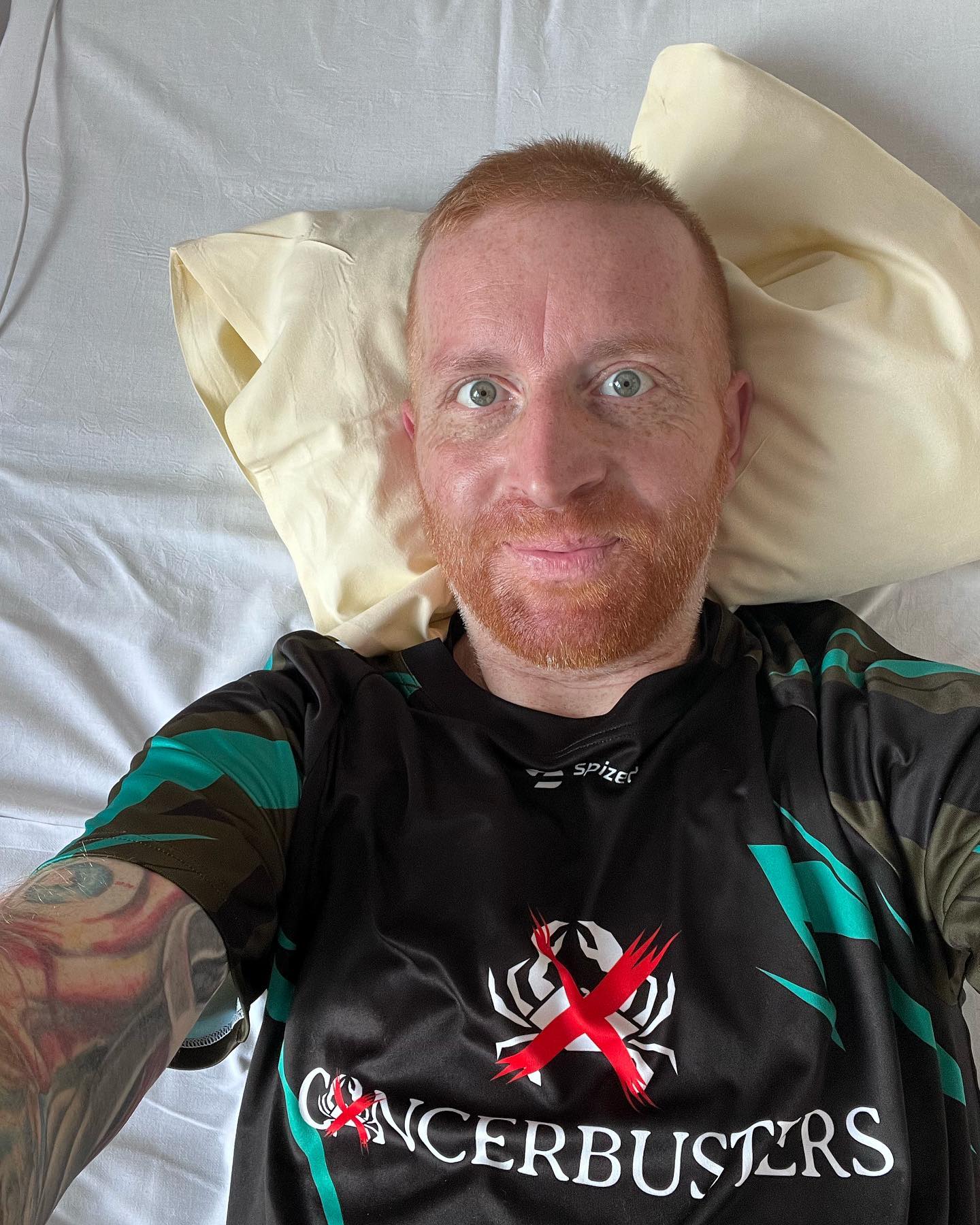 Da liegt er wieder im Krankenhaus auf der Palliativstation. Ein langes Wochenende steht bevor, an dem nichts bis nicht viel passiert. Muss heute nüchtern bleiben. Ich hab Keime im Blut die da nicht hinsollen. Ich hab Eiter an der Leber. Das ist natürlich nicht ganz ohne. Darum wurde punktiert gestern. Sollte es sich verschlimmern muss man nochmal ran. Dieses mal wieder sediert. Ich hatte beim ersten Mal solchen krassen Schmerzen (da die Leber ja komplett übersäht ist, extrem empfindlich) hat aber trotzdem geschmerzt und ich hab wieder was gebraucht. Schlafen ist okay, hätte aber lieber meine Familie bei mir. 
Immer was neues. Krebs ist unberechenbar. Ich bekomme täglich Besuch vom aller engsten Kreise, da es mir wie zb gestern garnicht so gut ging leider. Schauen wir nach vorn, bieten weiter den Monster die Stirn, kämpfen uns durch die Täler und machen einfach alles was möglich ist …… drecks Krankheit, heute hasse ich dich besonders grade …. 

#krebsisteinarschloch #darmkrebs#krebskämpfer #krebskrank #cancer #mutmacher #cancerfighter #lifestyle#cancerblogger #lifeisgood #lifeisbeautiful #lifecoachin #palliativ #darmkrebs#lifeofadventure #dasistpalliativ #selfie #healthylifestyle #healthy #gesundheit #gesundleben #krank #krankheit #lebensfreude #darmkrebskämpfer #krebskrank  #cancerfighter #lebedeinleben #lebensmotto #fickdichkrebs #zitate 
#fckcancer