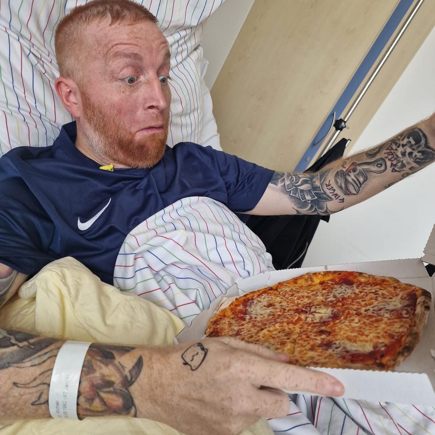 Das Leben ist zu kurz sich immer über alles Gedanken zu machen. Bock auf Pizza ? Yes. Und geil war’s 🤓

Ich lieg jetzt schon ne ganze Weile wieder im Krankenhaus, dennoch lass ich mir die Stimmung nicht vermiesen. Palliativstation heißt ja nicht ich lieg hier gefesselt mit einem Maulkorb und warte auf den Knochenmann. Im Gegenteil, wir haben hier Spaß, wir lachen und die Stimmung ist hervorragend. So geht die Zeit vorbei und man kommt nicht ständig ins Grübeln. So denkt man anders und so lacht man von Herzen 🥰. 

Vielen Dank an jeden Besuch und danke an die tollen Pfleger und Pflegerinnen die alles dafür tun es hier so angenehm wie möglich zu machen, trotz Personalmangel und Zeitdruck 🤓

Niemals aufgeben immer weiter und niemals den Humor verlieren 😉

#krebsisteinarschloch #darmkrebs#krebskämpfer #krebskrank #cancer #mutmacher #cancerfighter #lifestyle#cancerblogger #lifeisgood #lifeisbeautiful #lifecoachin #palliativ #darmkrebs#lifeofadventure #dasistpalliativ #selfie #healthylifestyle #healthy #gesundheit #gesundleben #krank #krankheit #lebensfreude #darmkrebskämpfer #krebskrank  #cancerfighter #lebedeinleben #lebensmotto #fickdichkrebs #zitate 
#fckcancer