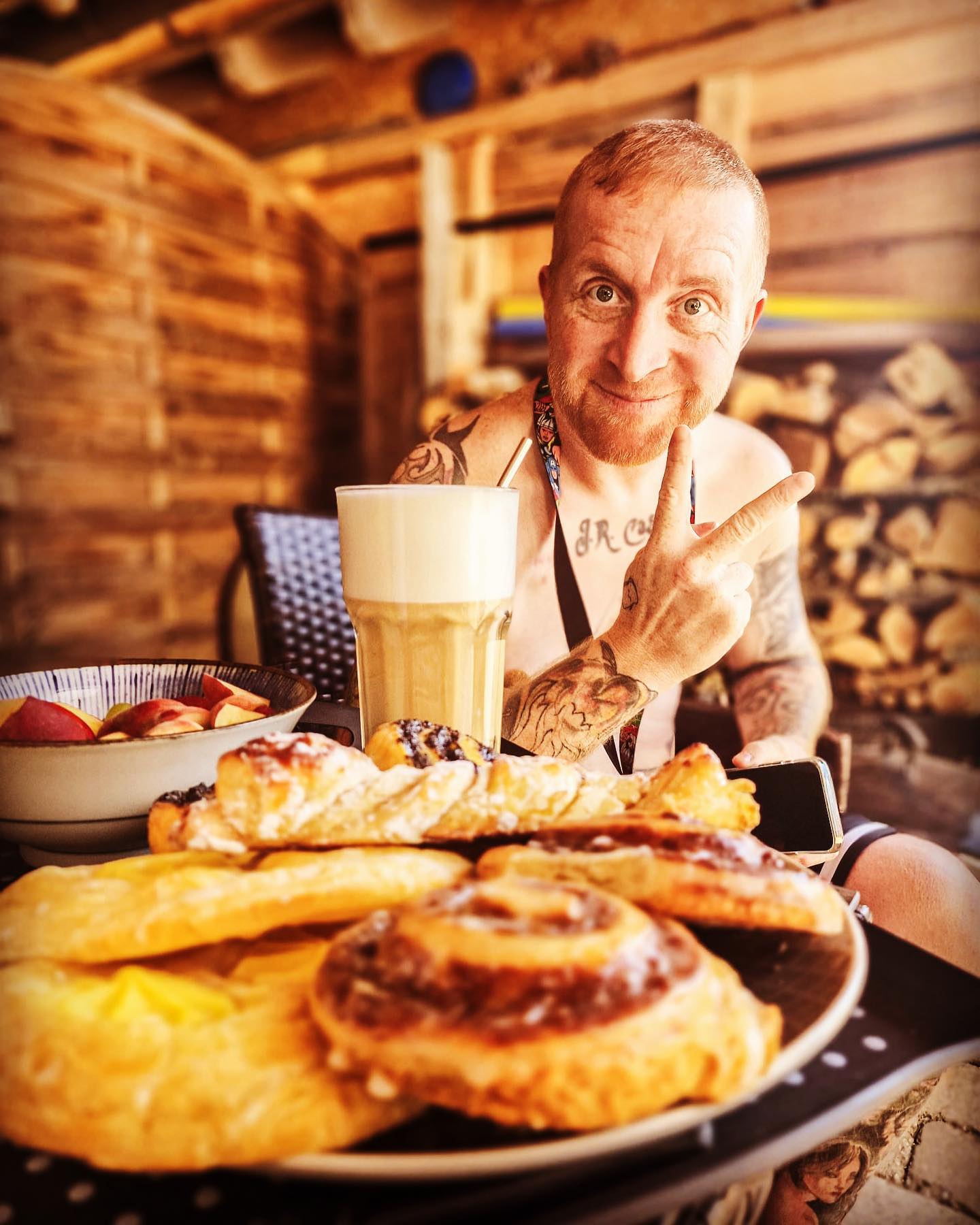 Jede einzelne Sekunde in der ich Angst habe, jede Sekunde in der ich mir Sorgen mache. Jede Sekunde die ich mich verziehe und einschließe, in der ich der Trauer, Wut und dem warum ich? nachgebe, jedes dieser Szenarien ist wichtig und ich versuche dem ganzen ab und an mal Raum zu geben. Solang es keine überhand nimmt. Wann ist es zu viel? was ist ein gesundes Maß? wo kann ich vergleichen ? was ist normal ?
Das ist mein erster Krebs…. Ich übe noch. 

Fragen die keiner beantworten kann ? Szenarien die uns täglich begleiten. Staut man alles auf, dann entlädt es sich eines Tages, lässt man sich gehen, dann entgeht einem das Leben. 

Für meinen Weg hab ich entschieden. Die Trauer zulassen, der Wut mit Humor begegnen und der Angst den Mittelfinger 🖕 zeigen.

Jede Sekunde in der ich mir Dinge ausmale, die noch nicht da sind, in der ich ein Jahr vorausdenkende, in der ich wütend bin, in der ich mich einmauere…….

Jede dieser Sekunden fehlen mir nachher zum Leben, zum Dinge entdecken zum Lachen und zum glücklich sein.

Wenn man mich frägt ob ich zufrieden bin? ob ich glücklich bin? 

Ja ….. im Moment bin ich glücklich und zufrieden 

Alles natürlich dank meiner Helfer hinter mir… meine Frau, meine Familie meine Mutti Papa meine Schwester und Bruder meine Großeltern Tanten und viele Freunde und Bekannte und alle schauen dass es mir immer zur jederzeit gut geht. 

Ohne diesen Hintergrund könnte ich hier keine große Töne spucken, da wäre mein Barometer anders eingestellt. 

Lasst uns bitte niemals alleine mit diesem Teufel im Körper sondern nehmt uns einfach an die Hand. 

#krebsisteinarschloch #darmkrebs#krebskämpfer #krebskrank #cancer #mutmacher #cancerfighter #lifestyle#cancerblogger #lifeisgood #lifeisbeautiful #lifecoachin #palliativ #darmkrebs#lifeofadventure #dasistpalliativ #selfie #healthylifestyle #healthy #gesundheit #gesundleben #krank #krankheit #lebensfreude #darmkrebskämpfer #krebskrank  #cancerfighter #lebedeinleben #lebensmotto #fickdichkrebs #zitate 
#fckcancer