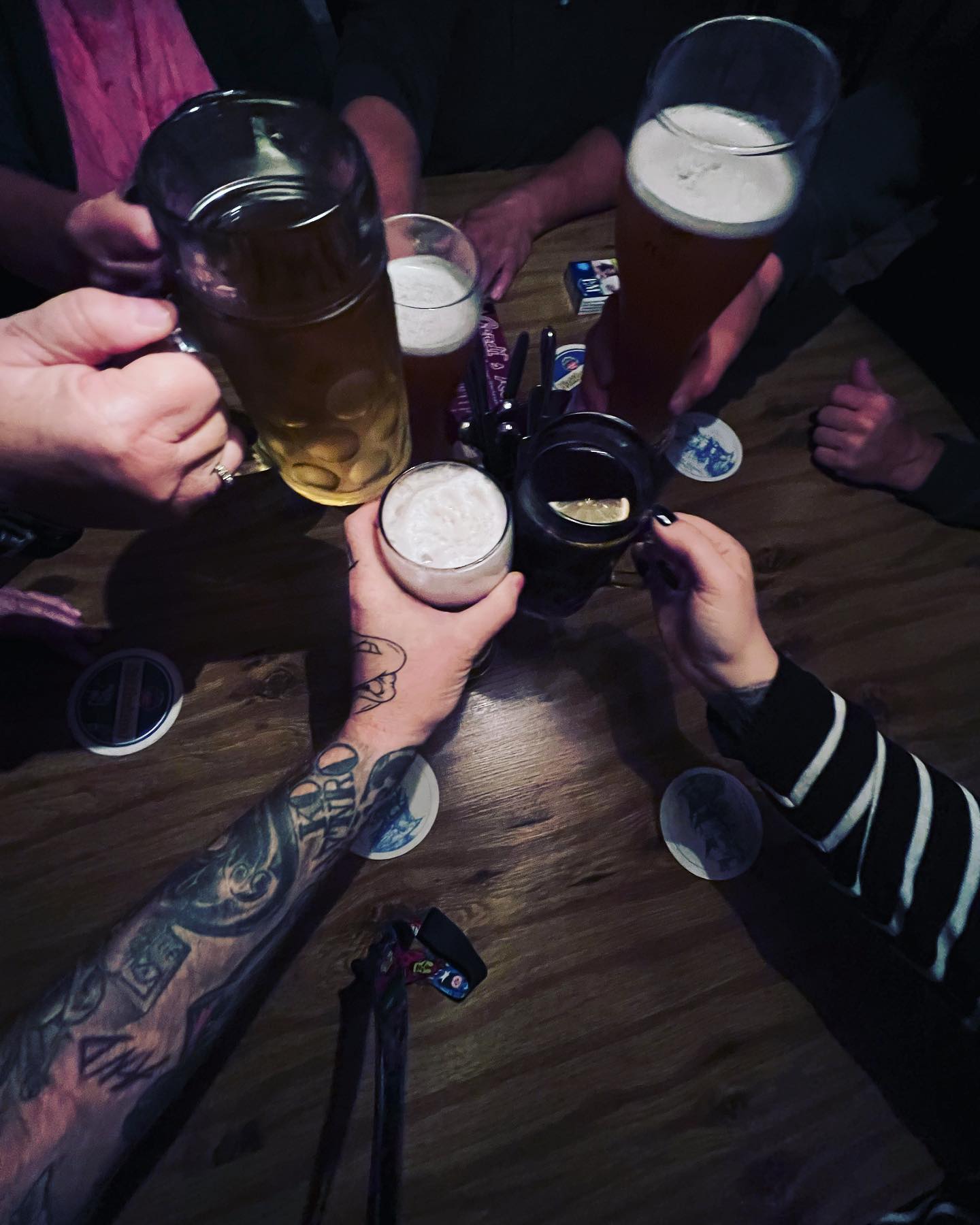 Sind es nicht genau diese Momente die einen Träumen lassen ? Unbeschwert sein, lachen und wieder der alte sein. 
Man traut sich oft nicht, hab Schmerzen, Erkältungszeit, mir ist heut nicht so, kenn ja eh kein mehr, mir ist eher nach gemütlich……. 

Ey nur Ausreden…. Du bist 41 und keine 72 …. Geh doch mal wieder in die Kneipe…. Treff dich mit Freunden…. Fang an zu feiern und wenn’s nimmer geht dann ab ins Bett …..
Bisher war es meistens so… das ich viel länger aushalte als ich es mir ausmale…. Und viel mehr Leute sich freut mich zu sehen und es ein bisschen mehr wie früher ist als erwartet. 

Es geht alles … auch mir dieser drecks Krankheit…. Lass ich mir nicht nehmen…. Am gesellschaftlichen Leben teilnehmen ist so arg wichtig … sei es nur ne halbe Stunde …. Ich konnte das jetzt fast 6 Monate nicht machen, und wenn dann für 10 Minuten, aber meistens ging garnix mehr … ich habe aber nie aufgegeben und selbst die 10min in Kauf genommen …. Hauptsache weg und Menschen sehen … 😉😉☝️☝️ das ist ein wesentlicher Teil in meinem Kampf … Glücksmomente Sammeln … den Glück killt Krebs hab ich ich beschlossen …

#krebsisteinarschloch #darmkrebs#krebskämpfer #krebskrank #cancer #mutmacher #cancerfighter #lifestyle#cancerblogger #lifeisgood #lifeisbeautiful #lifecoachin #palliativ #darmkrebs#lifeofadventure #dasistpalliativ #selfie #healthylifestyle #healthy #gesundheit #gesundleben #krank #krankheit #lebensfreude #darmkrebskämpfer #krebskrank  #cancerfighter #lebedeinleben #lebensmotto #fickdichkrebs #zitate 
#fckcancer