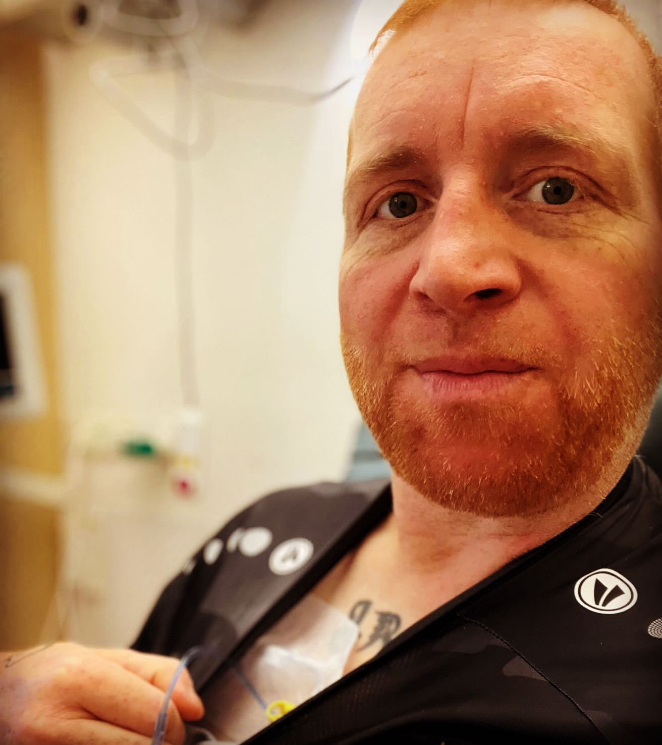 Was heißt es für mich Palliativpatient zu sein….. 

Du wachst jeden morgen auf, kümmerst Dich um deine Schmerzen, erklärst Dir dabei selbst dass sich dieser Tag lohnen wird. 
Während du von einer Weltreise träumst, gehst du vorsichtig im Wald ein paar Meter. Während du deine Metastasen anfassen kannst, träumst du von Gesundheit. Während du dich ausruhst träumst du von der nächsten Chemotherapie. Während du ins Klo spuckst denkst du an essen und während dir andere Leute ihre Probleme erzählen bist du still.

Trotzdem hörst du nicht damit auf. Mal ist es besser und der ein oder andere Traum erfüllt sich, mal klappt einfach garnix. 

Palliativ ist starkes Wort. Darum müssen wir alles geben.
Stärker sein als jeder andere und wir können uns dabei keine Pause leisten und dürfen niemals die Richtung wechseln … dann geschehen vielleicht Wunder …

Was bedeutet für euch Palliativ?

#krebsisteinarschloch #darmkrebs#krebskämpfer #krebskrank #cancer #mutmacher #cancerfighter #lifestyle#cancerblogger #lifeisgood #lifeisbeautiful #lifecoachin #palliativ #darmkrebs#lifeofadventure #dasistpalliativ #selfie #healthylifestyle #healthy #gesundheit #gesundleben #krank #krankheit #lebensfreude #darmkrebskämpfer #krebskrank  #cancerfighter #lebedeinleben #lebensmotto #fickdichkrebs #zitate 
#fckcancer