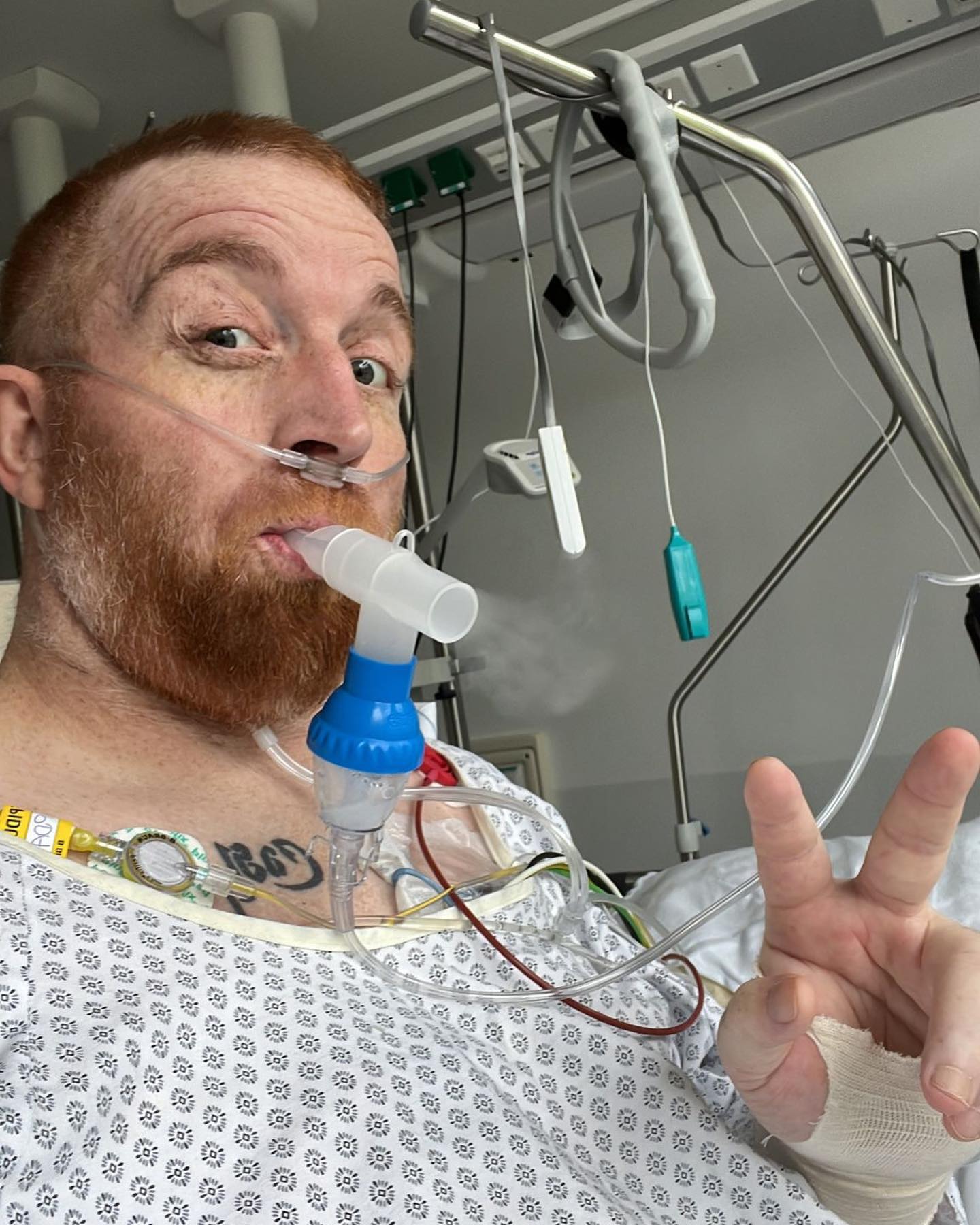 Hier in diesem Post seht ihr mal eine Zusammenfassung von Bildern auf denen es mir wirklich extrem schlecht ging. 

Dieser Kampf verlangt wirklich extrem viel. Ich versuche trotzdem aus jeder neuen Situation und Aufgabe die mir gestellt wird eine lustige Situation zu suchen und auch wenn ich Tränen in den Augen habe einfach durchzuziehen.
Grade hab ich eine gute Phase und muss mich oft erinnern was für eine beschissene Zeit das war. 

Wie ich mich rausboxten musste und wie viele Narben ich habe. Ich hab mal gelernt wie verflucht nochmal echte richtige Schmerzen sind. Ich hab oft Angst davor wieder hier zu landen. Grad geht’s mir gut und ich lebe für diese Momente. 

Dieser Bilder sollen mich nicht abschrecken, sie sollen mich motivieren wie oft ich wieder aufgestanden bin, wenn mich dieser Drecks Krebs umgeboxt hat. Er versucht es immer wieder … und ich stehe wieder auf und lach IHN aus…. 

#krebsisteinarschloch #darmkrebs#krebskämpfer #krebskrank #cancer #mutmacher #cancerfighter #lifestyle#cancerblogger #lifeisgood #lifeisbeautiful #lifecoachin #palliativ #darmkrebs#lifeofadventure #dasistpalliativ #selfie #healthylifestyle #healthy #gesundheit #gesundleben #krank #krankheit #lebensfreude #darmkrebskämpfer #krebskrank  #cancerfighter #lebedeinleben #lebensmotto #fickdichkrebs #zitate 
#fckcancer