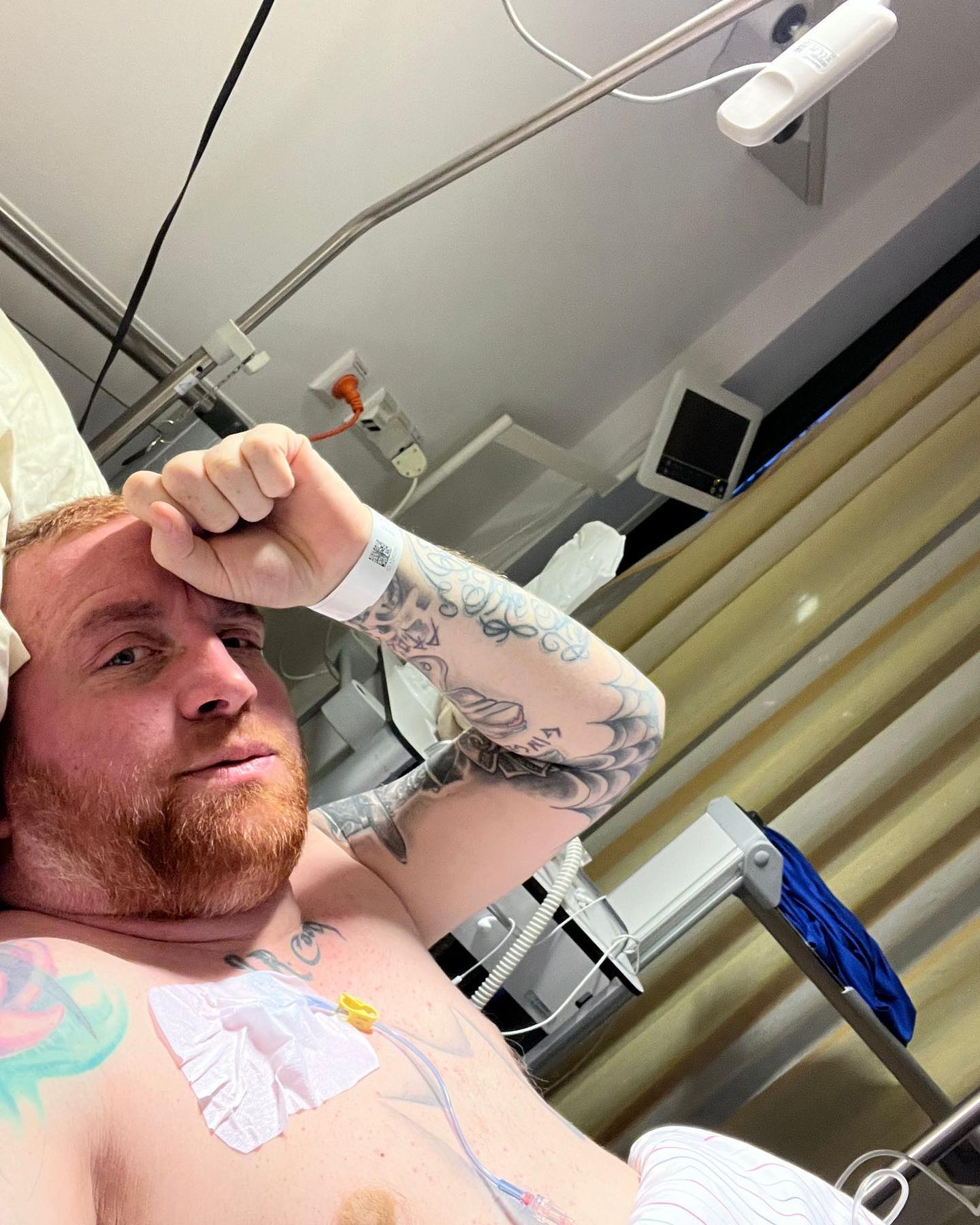 Hier in diesem Post seht ihr mal eine Zusammenfassung von Bildern auf denen es mir wirklich extrem schlecht ging. 

Dieser Kampf verlangt wirklich extrem viel. Ich versuche trotzdem aus jeder neuen Situation und Aufgabe die mir gestellt wird eine lustige Situation zu suchen und auch wenn ich Tränen in den Augen habe einfach durchzuziehen.
Grade hab ich eine gute Phase und muss mich oft erinnern was für eine beschissene Zeit das war. 

Wie ich mich rausboxten musste und wie viele Narben ich habe. Ich hab mal gelernt wie verflucht nochmal echte richtige Schmerzen sind. Ich hab oft Angst davor wieder hier zu landen. Grad geht’s mir gut und ich lebe für diese Momente. 

Dieser Bilder sollen mich nicht abschrecken, sie sollen mich motivieren wie oft ich wieder aufgestanden bin, wenn mich dieser Drecks Krebs umgeboxt hat. Er versucht es immer wieder … und ich stehe wieder auf und lach IHN aus…. 

#krebsisteinarschloch #darmkrebs#krebskämpfer #krebskrank #cancer #mutmacher #cancerfighter #lifestyle#cancerblogger #lifeisgood #lifeisbeautiful #lifecoachin #palliativ #darmkrebs#lifeofadventure #dasistpalliativ #selfie #healthylifestyle #healthy #gesundheit #gesundleben #krank #krankheit #lebensfreude #darmkrebskämpfer #krebskrank  #cancerfighter #lebedeinleben #lebensmotto #fickdichkrebs #zitate 
#fckcancer