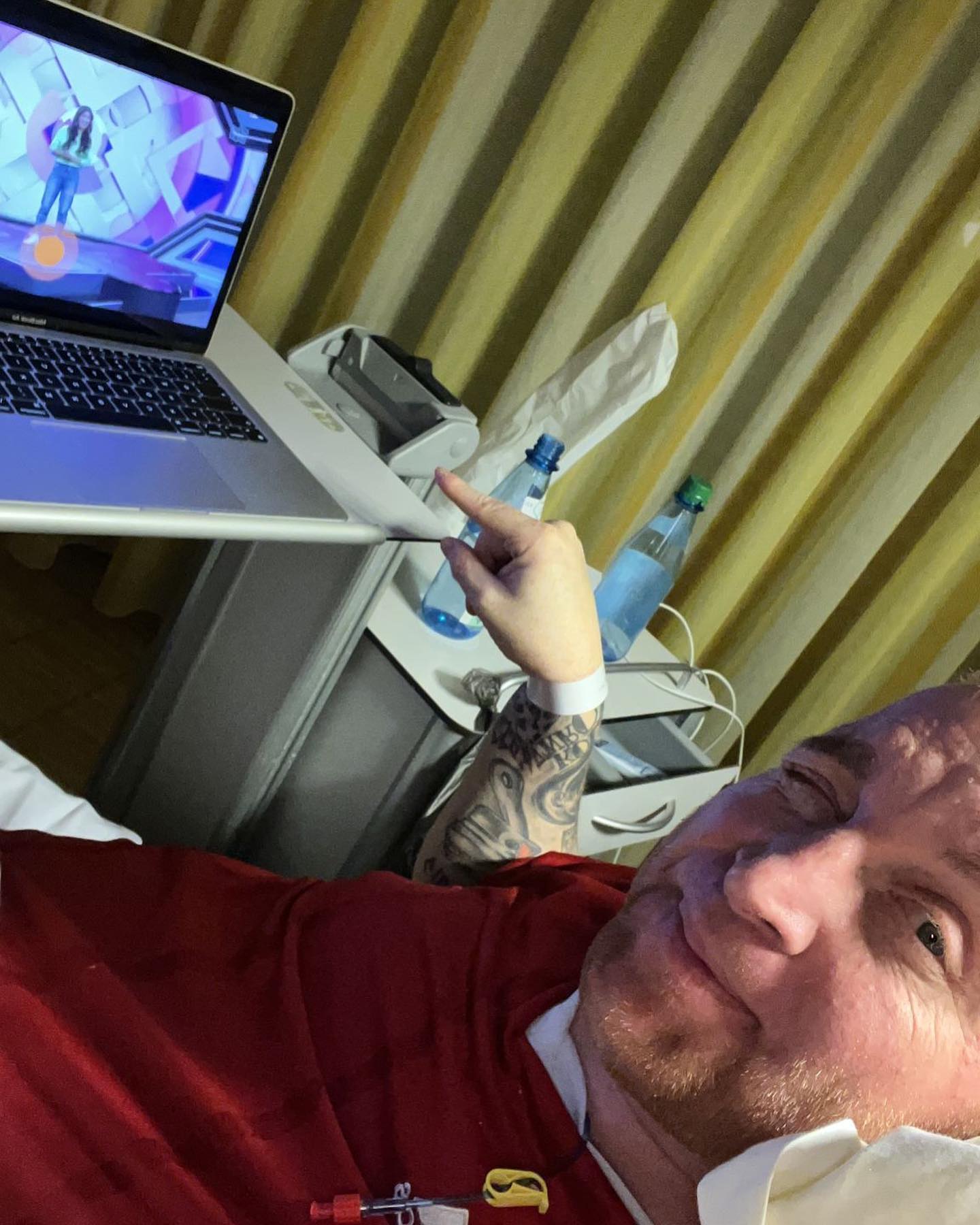 Hier in diesem Post seht ihr mal eine Zusammenfassung von Bildern auf denen es mir wirklich extrem schlecht ging. 

Dieser Kampf verlangt wirklich extrem viel. Ich versuche trotzdem aus jeder neuen Situation und Aufgabe die mir gestellt wird eine lustige Situation zu suchen und auch wenn ich Tränen in den Augen habe einfach durchzuziehen.
Grade hab ich eine gute Phase und muss mich oft erinnern was für eine beschissene Zeit das war. 

Wie ich mich rausboxten musste und wie viele Narben ich habe. Ich hab mal gelernt wie verflucht nochmal echte richtige Schmerzen sind. Ich hab oft Angst davor wieder hier zu landen. Grad geht’s mir gut und ich lebe für diese Momente. 

Dieser Bilder sollen mich nicht abschrecken, sie sollen mich motivieren wie oft ich wieder aufgestanden bin, wenn mich dieser Drecks Krebs umgeboxt hat. Er versucht es immer wieder … und ich stehe wieder auf und lach IHN aus…. 

#krebsisteinarschloch #darmkrebs#krebskämpfer #krebskrank #cancer #mutmacher #cancerfighter #lifestyle#cancerblogger #lifeisgood #lifeisbeautiful #lifecoachin #palliativ #darmkrebs#lifeofadventure #dasistpalliativ #selfie #healthylifestyle #healthy #gesundheit #gesundleben #krank #krankheit #lebensfreude #darmkrebskämpfer #krebskrank  #cancerfighter #lebedeinleben #lebensmotto #fickdichkrebs #zitate 
#fckcancer