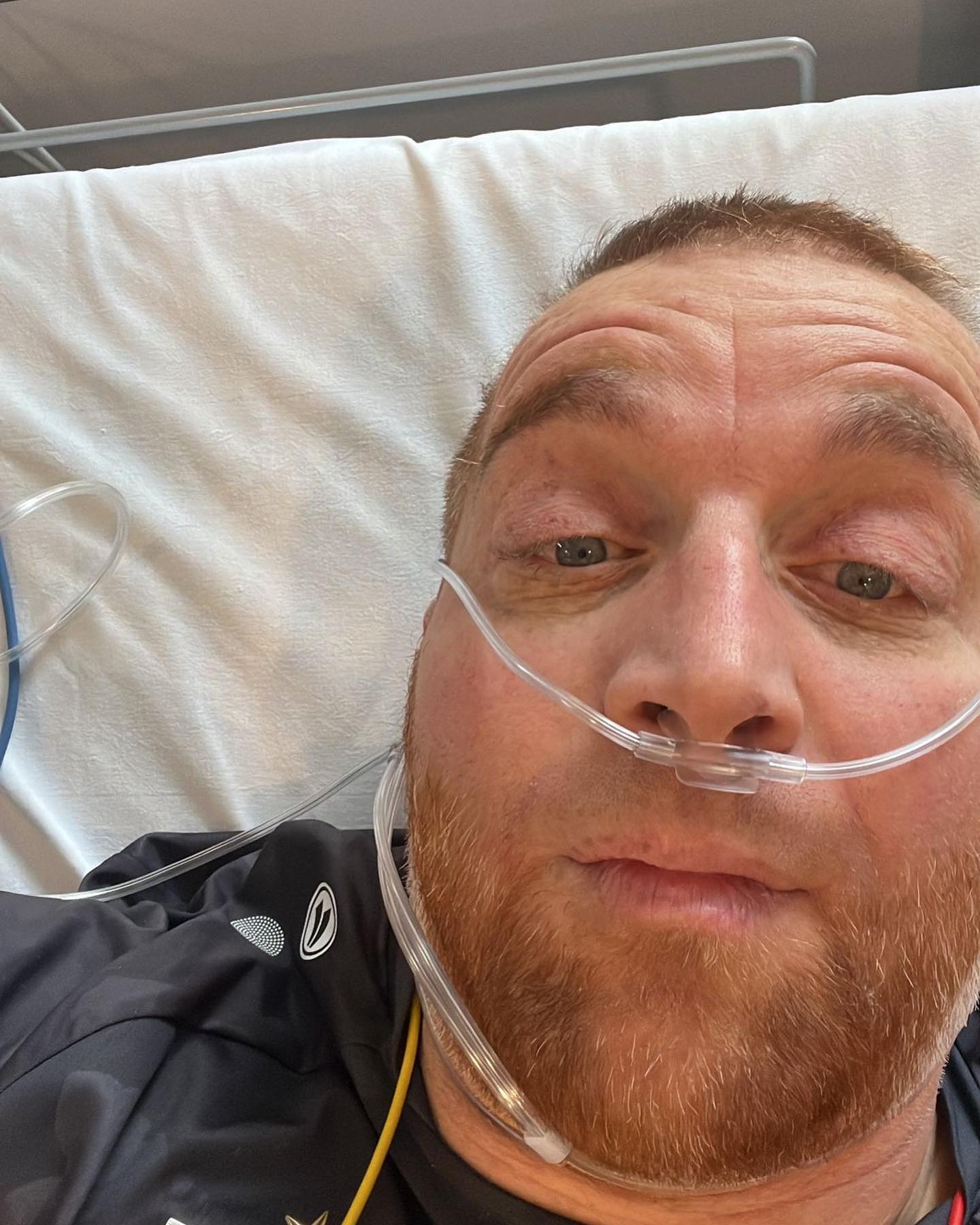 Hier in diesem Post seht ihr mal eine Zusammenfassung von Bildern auf denen es mir wirklich extrem schlecht ging. 

Dieser Kampf verlangt wirklich extrem viel. Ich versuche trotzdem aus jeder neuen Situation und Aufgabe die mir gestellt wird eine lustige Situation zu suchen und auch wenn ich Tränen in den Augen habe einfach durchzuziehen.
Grade hab ich eine gute Phase und muss mich oft erinnern was für eine beschissene Zeit das war. 

Wie ich mich rausboxten musste und wie viele Narben ich habe. Ich hab mal gelernt wie verflucht nochmal echte richtige Schmerzen sind. Ich hab oft Angst davor wieder hier zu landen. Grad geht’s mir gut und ich lebe für diese Momente. 

Dieser Bilder sollen mich nicht abschrecken, sie sollen mich motivieren wie oft ich wieder aufgestanden bin, wenn mich dieser Drecks Krebs umgeboxt hat. Er versucht es immer wieder … und ich stehe wieder auf und lach IHN aus…. 

#krebsisteinarschloch #darmkrebs#krebskämpfer #krebskrank #cancer #mutmacher #cancerfighter #lifestyle#cancerblogger #lifeisgood #lifeisbeautiful #lifecoachin #palliativ #darmkrebs#lifeofadventure #dasistpalliativ #selfie #healthylifestyle #healthy #gesundheit #gesundleben #krank #krankheit #lebensfreude #darmkrebskämpfer #krebskrank  #cancerfighter #lebedeinleben #lebensmotto #fickdichkrebs #zitate 
#fckcancer